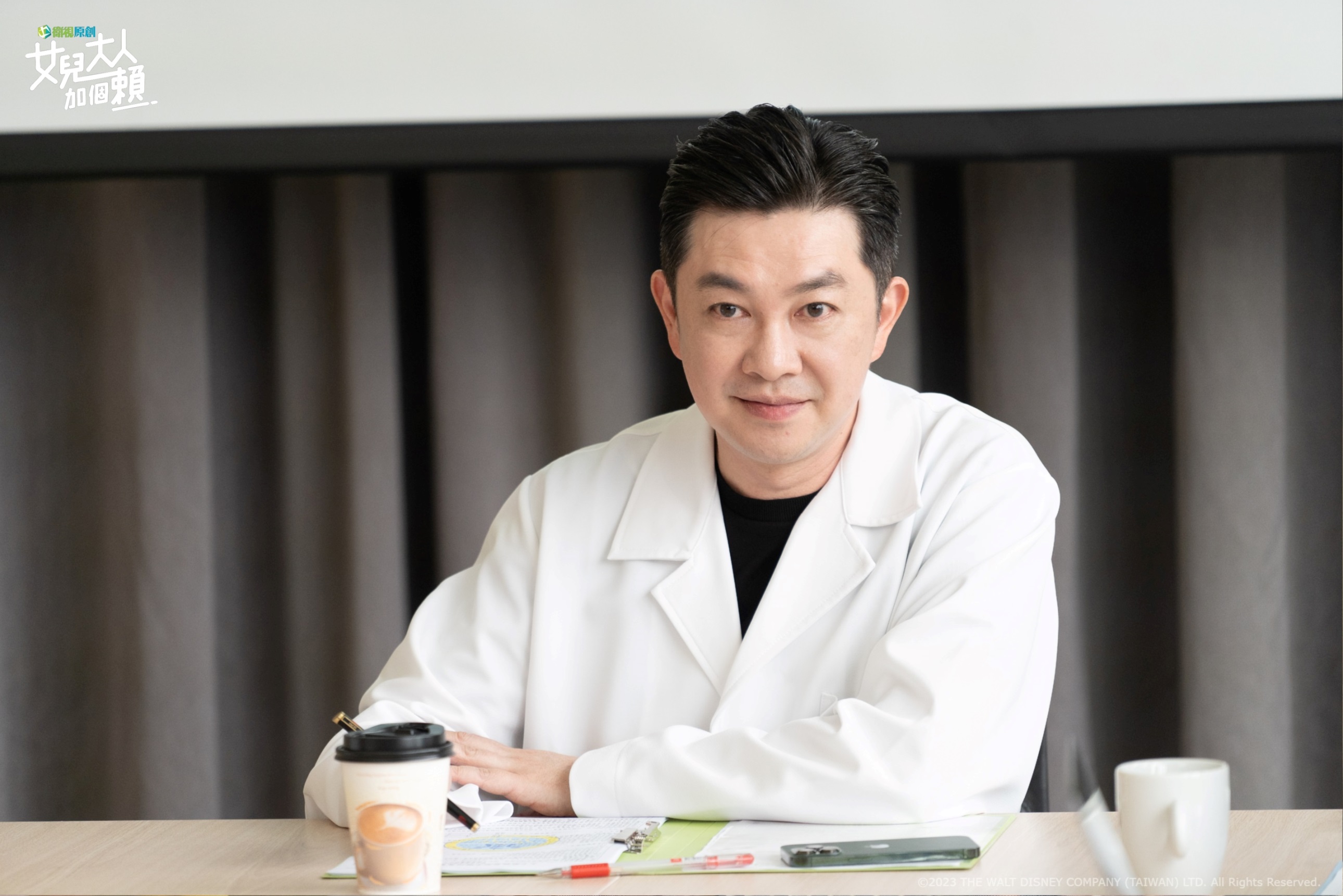 在《女兒大人加個賴》劇中李明川飾演醫院院長自費梳油頭。（衛視原創提供）