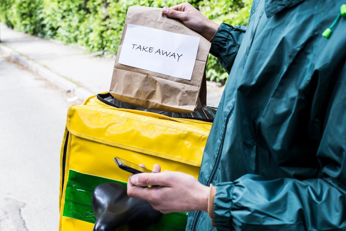 中國安徽驚傳一名外送員用光腳踩餐點，還將吸管磨蹭腳趾縫，舉止令 人作噁。（示意圖 photoAC）