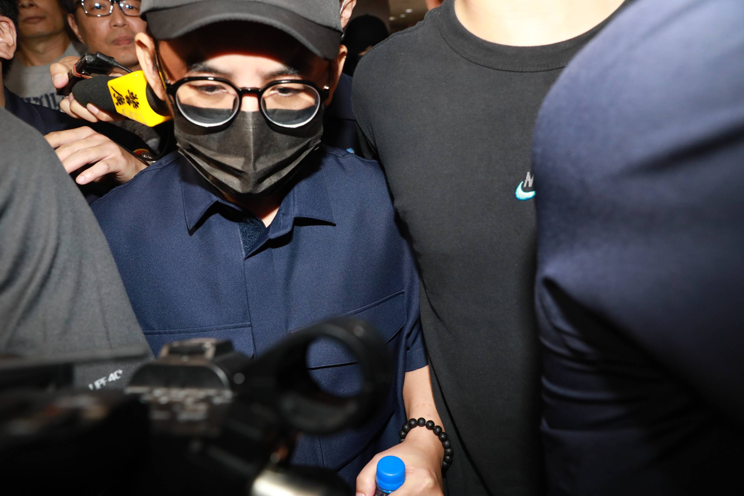 黃子佼35萬元交保。