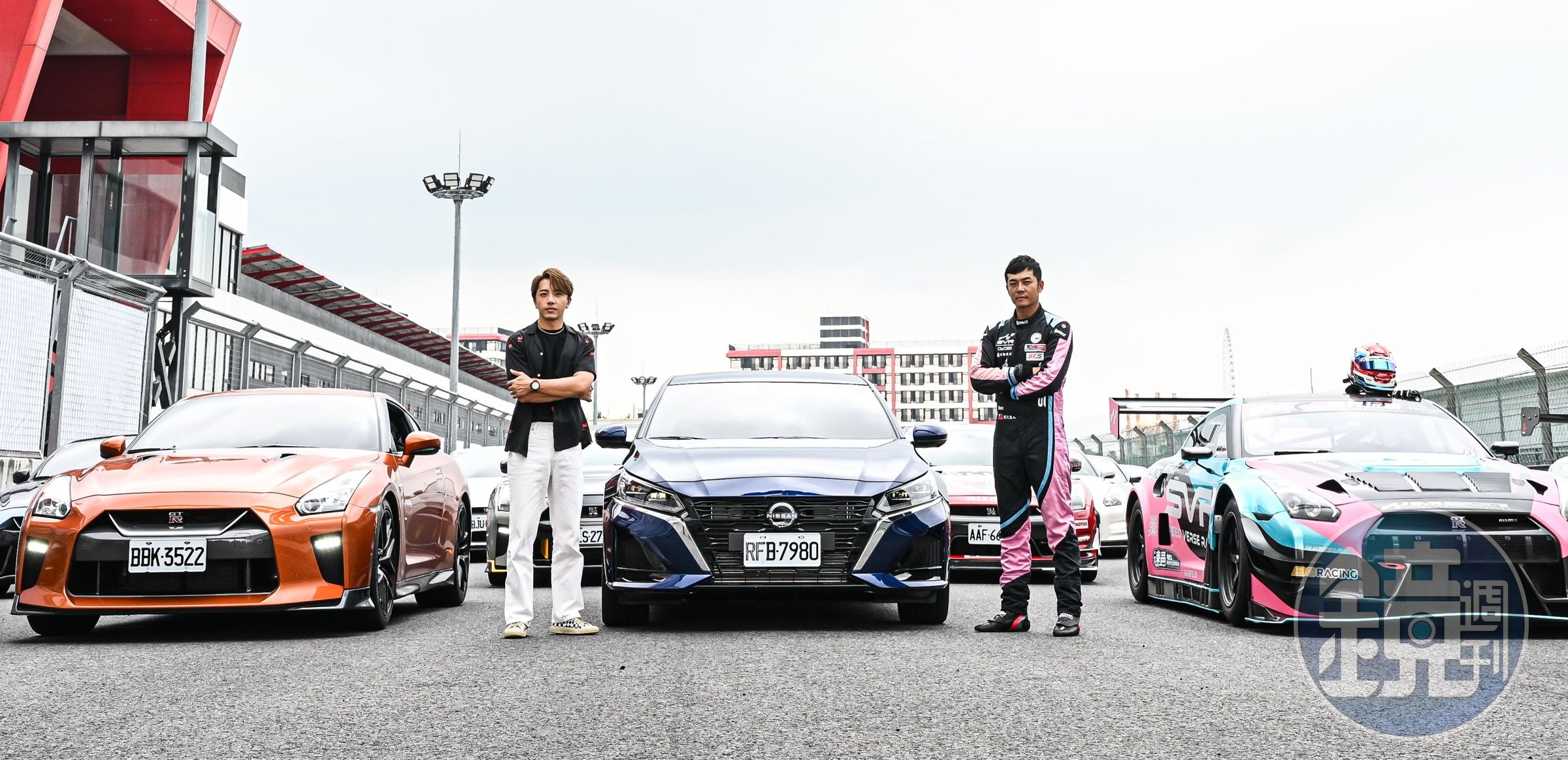 坤達與姚元浩出席GT-R車隊競速表演活動,並非賽車手的坤達更坐上賽車體驗了如火箭升空般的G力速度感。(索尼提供)