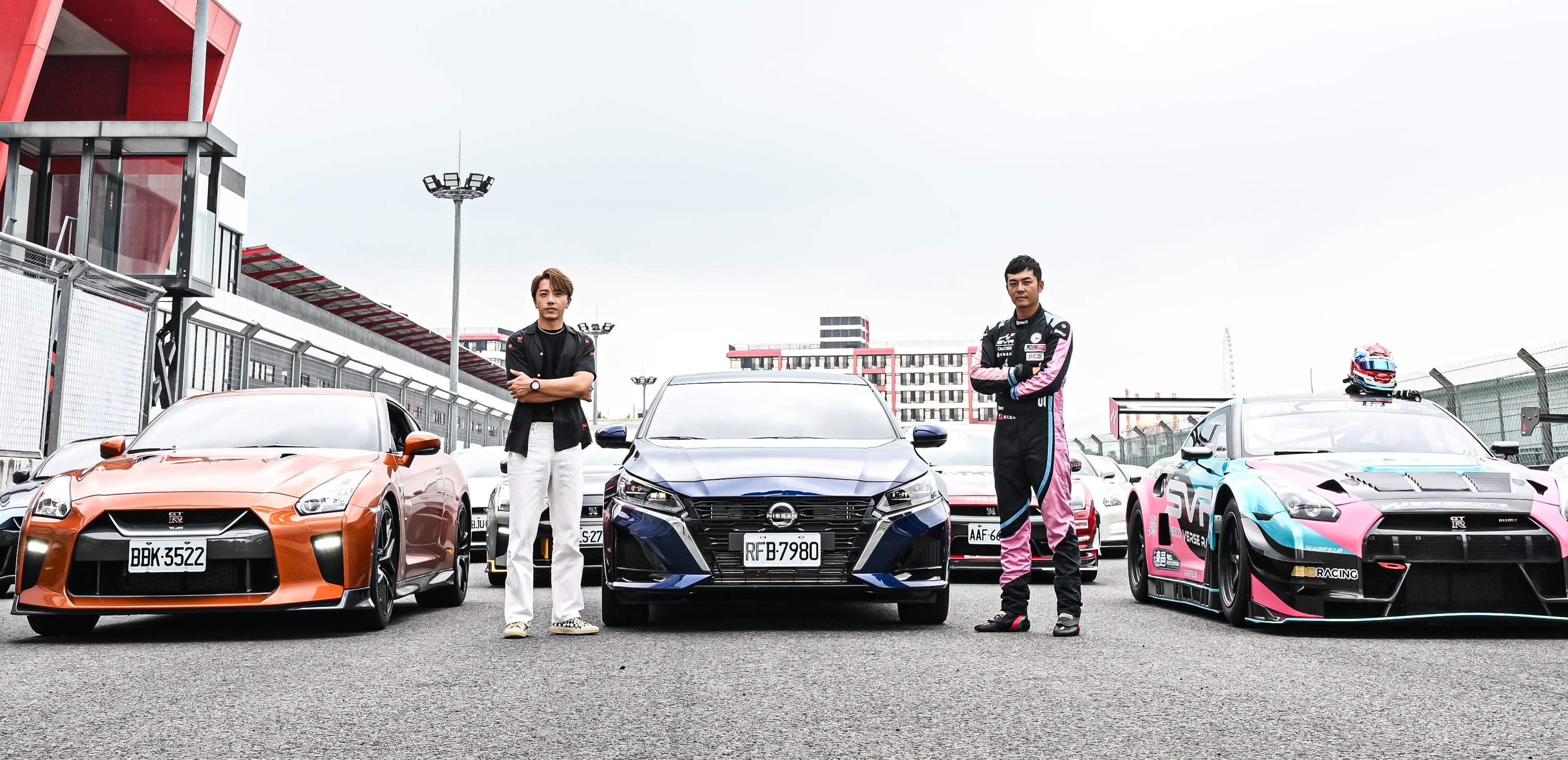 坤達與姚元浩出席GT-R車隊競速表演活動，並非賽車手的坤達更坐上賽車體驗了如火箭升空般的G力速度感。（索尼提供）