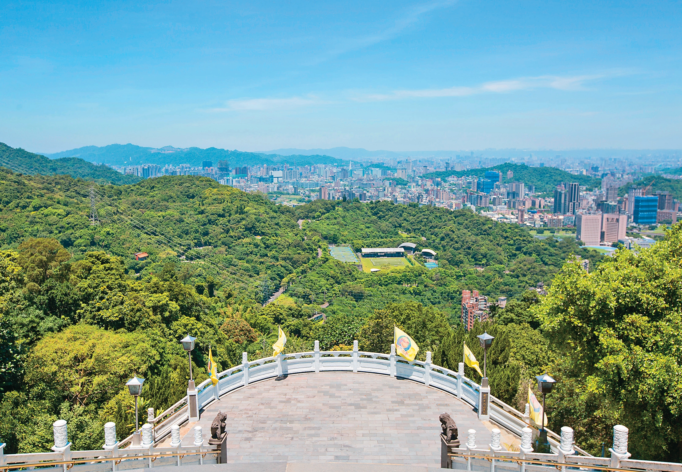 指南宮的純陽寶殿前視野極佳，可眺覽台北風景。