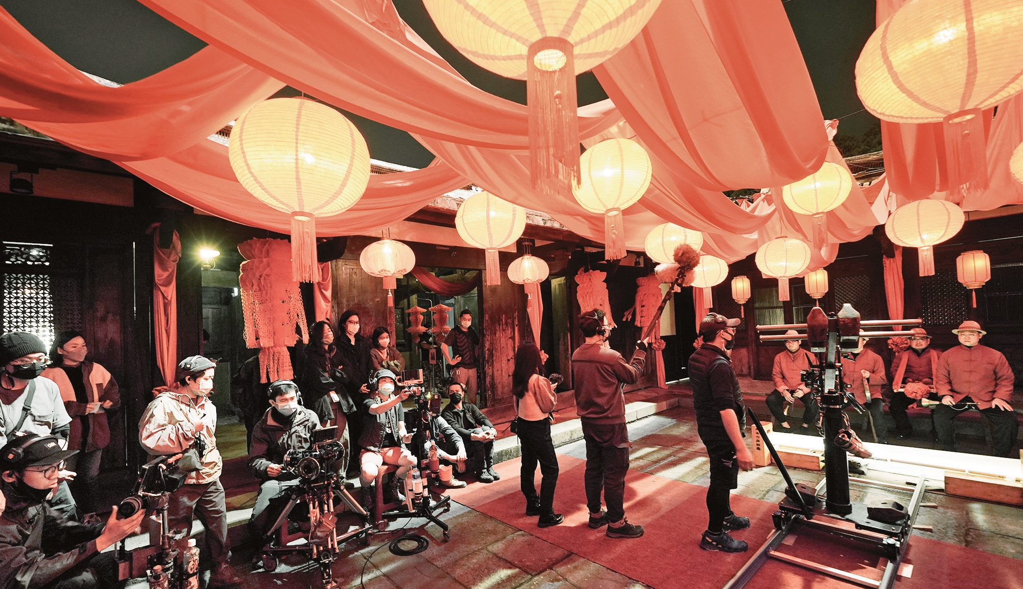 電影《關於我和鬼變成家人的那件事》劇組在影委會推薦下於林安泰古厝搭景拍攝，利用大紅燈籠陳設展現古早辦婚宴的氛圍。