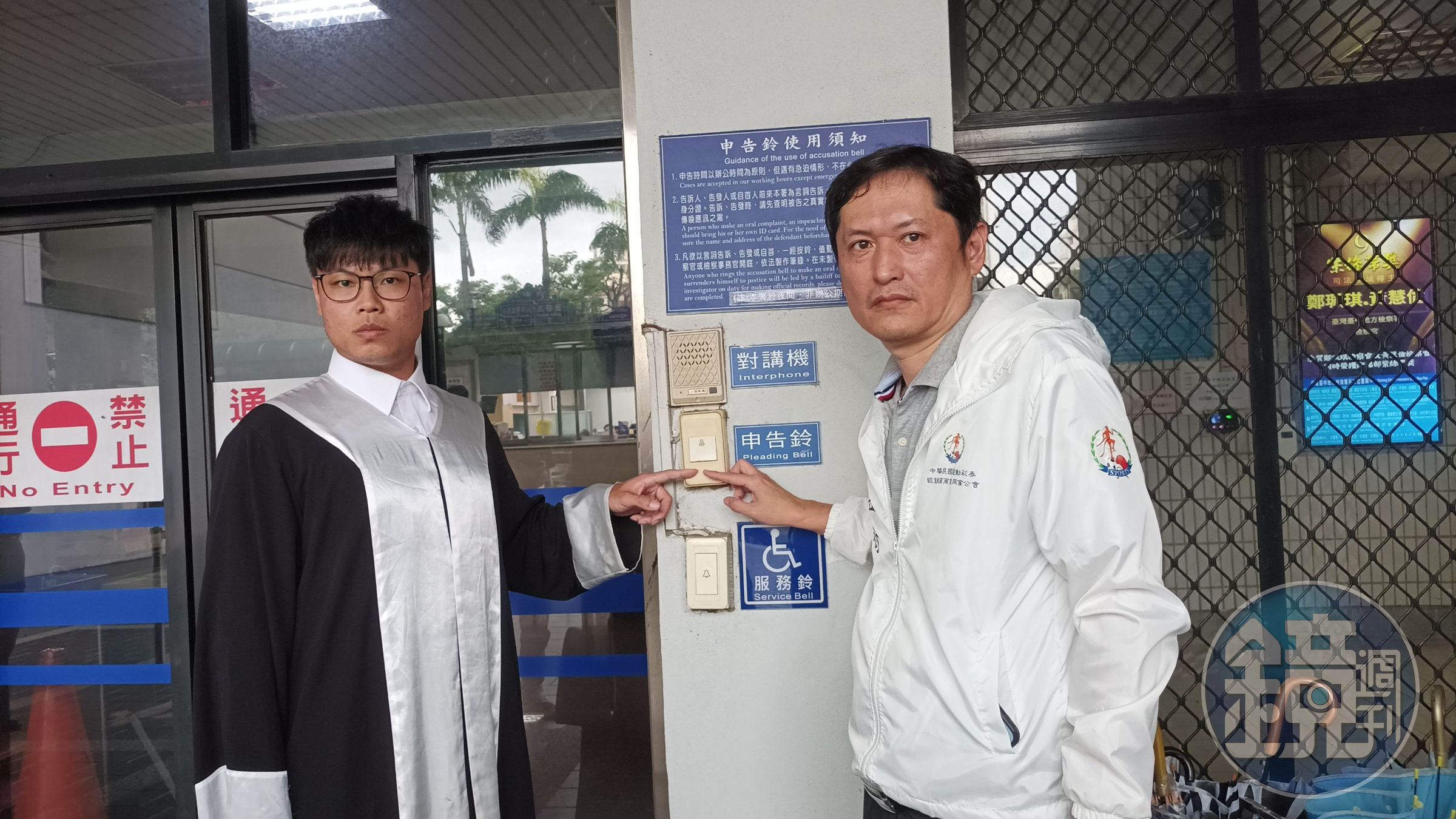 運彩公會理事長何昱奇（右）與律師鄭才至台中地檢署，提告不法業者盜用運彩公會網站內容、照片。（中華民國運彩公會提供）