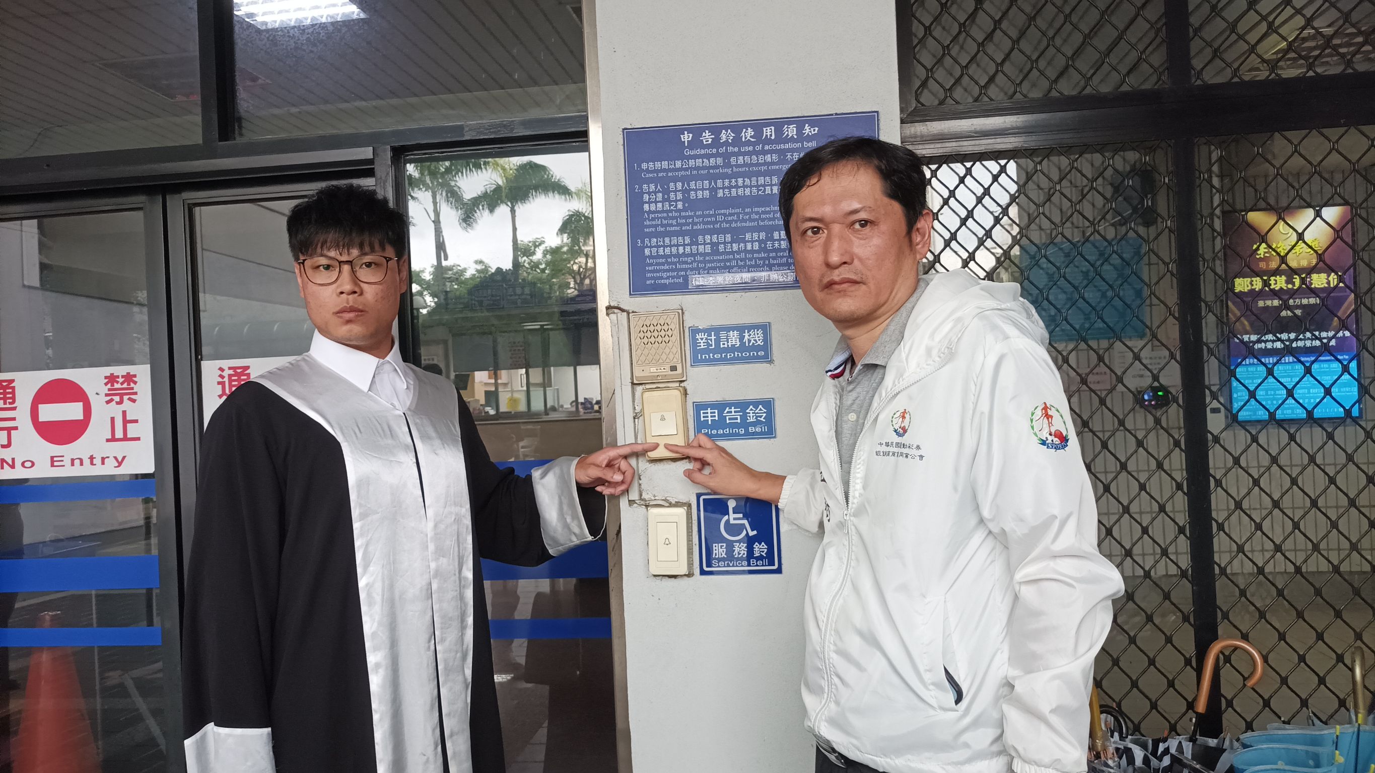 運彩公會理事長何昱奇（右）與律師鄭才至台中地檢署，提告不法業者盜用運彩公會網站內容、照片。（中華民國運彩公會提供）