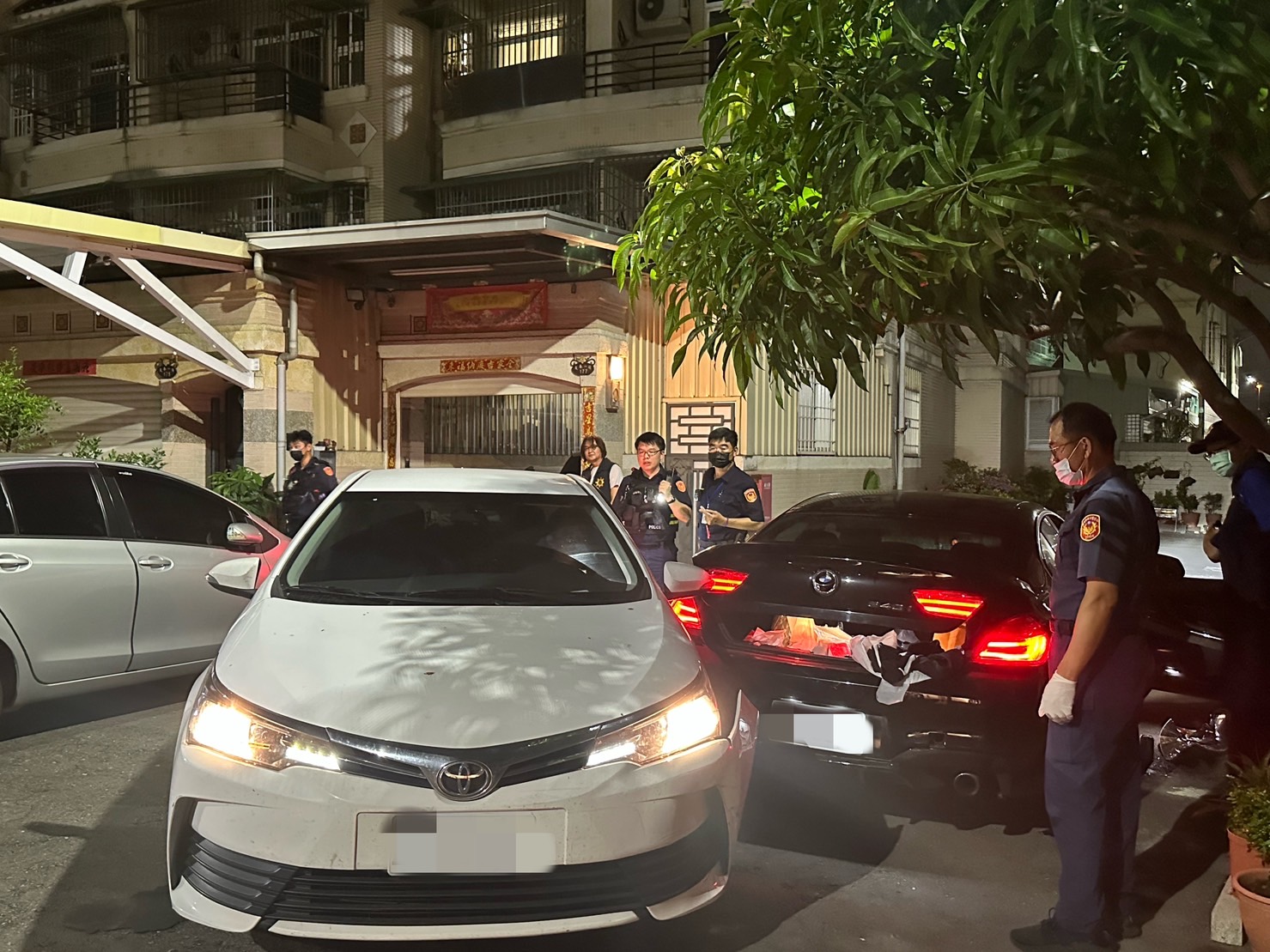 高雄深夜發生聚眾堵車滋事，警方漏夜逮捕9人送辦。（翻攝畫面）