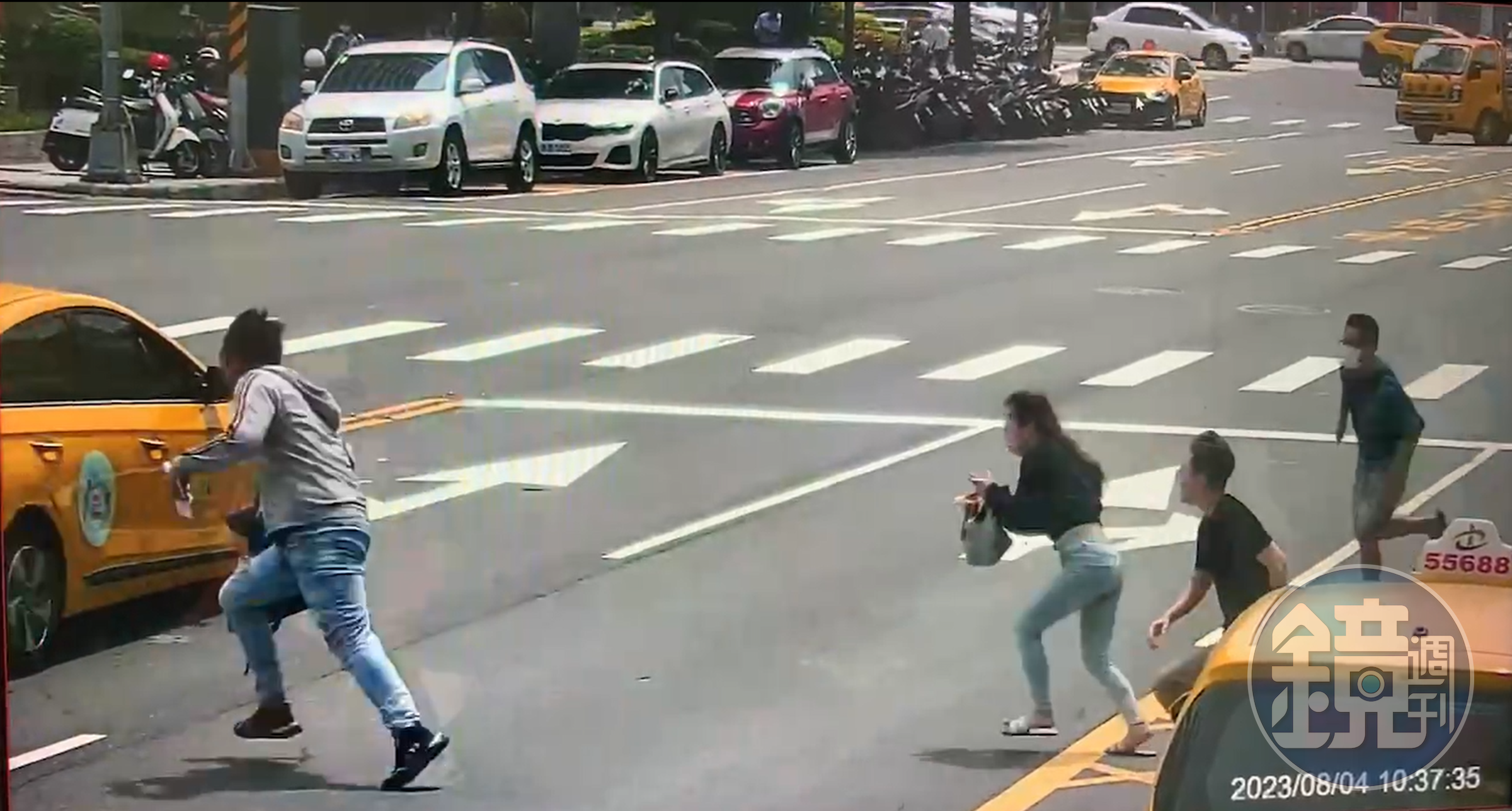 詐騙車手取款時被識破，在馬路上被受害女子一路狂追。（翻攝畫面）