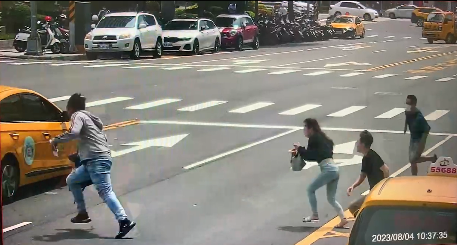 詐騙車手取款時被識破,在馬路上被受害女子一路狂追。(翻攝畫面)