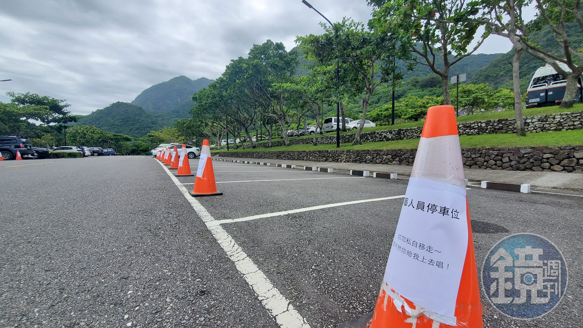 網友看到停車格上擺放一排三角錐,上頭貼著「移走就上去唱」的告示。(翻攝臉書「路上觀察學院」)
