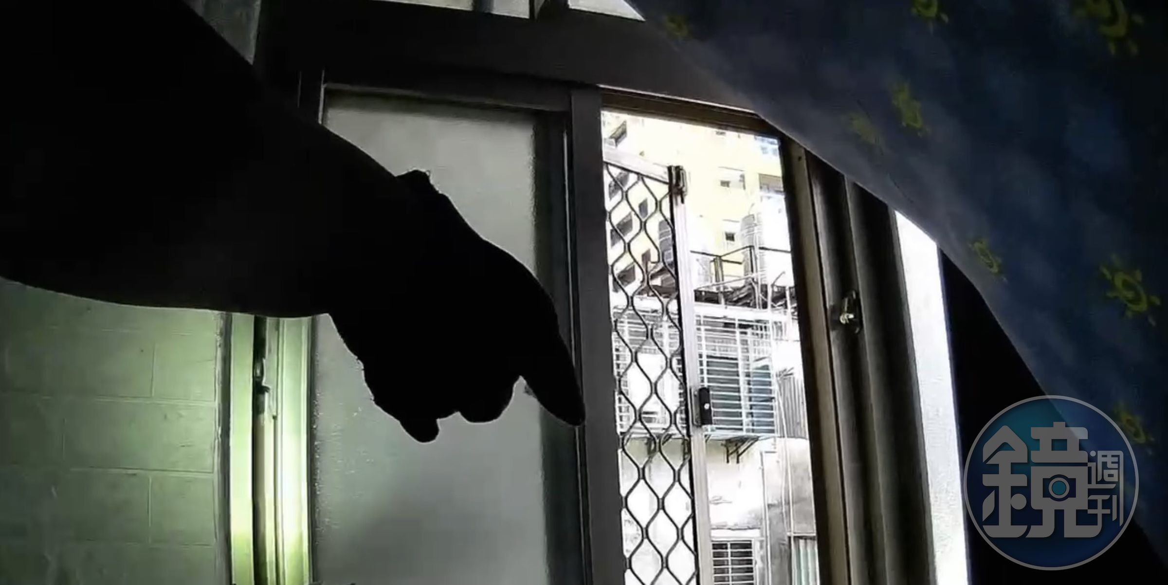 警方進入廖男住處搜索,發現他已從2樓跳窗逃逸。(翻攝畫面)