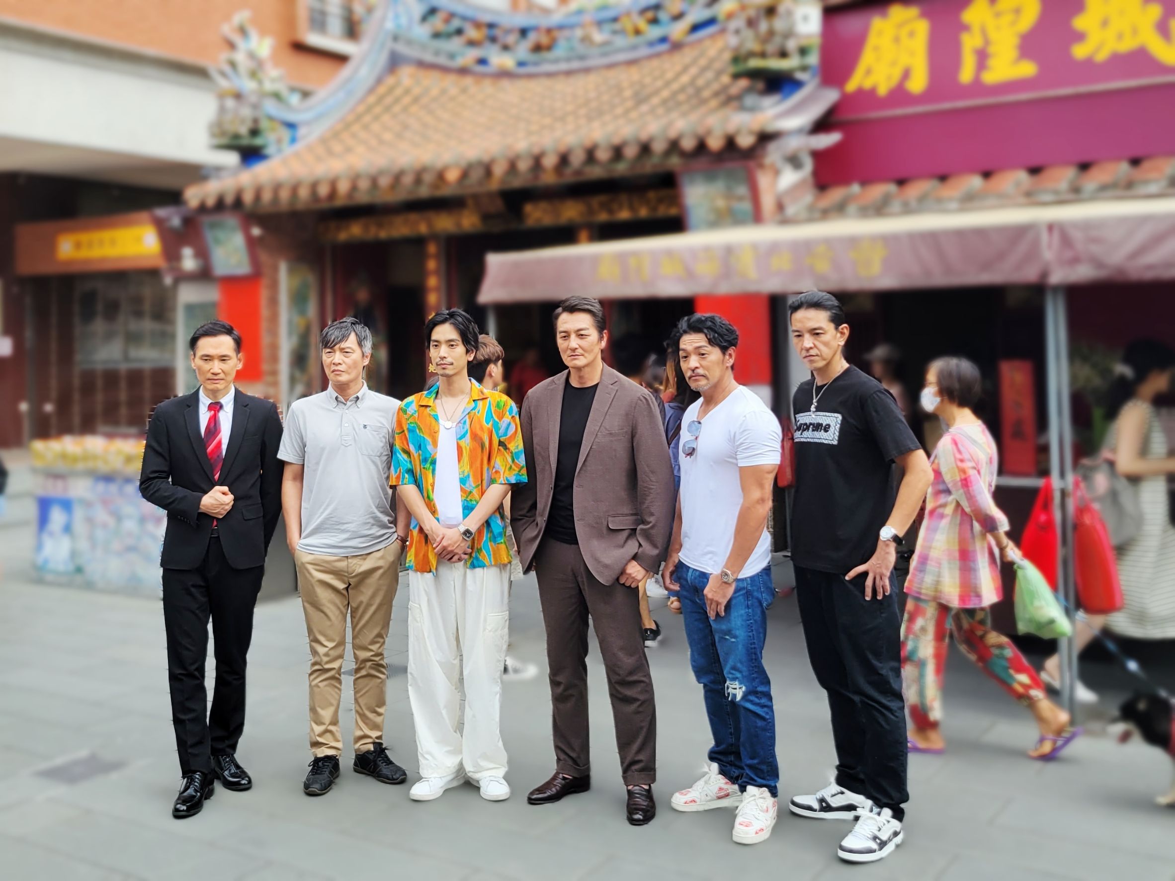 日本著名角頭長壽劇《日本統一》來台取景拍攝，主角本宮泰風（右3）率領應朗丰（左起）、吳昆達、黑羽麻璃央、夢多、艾瑞克現身霞海城隍廟。