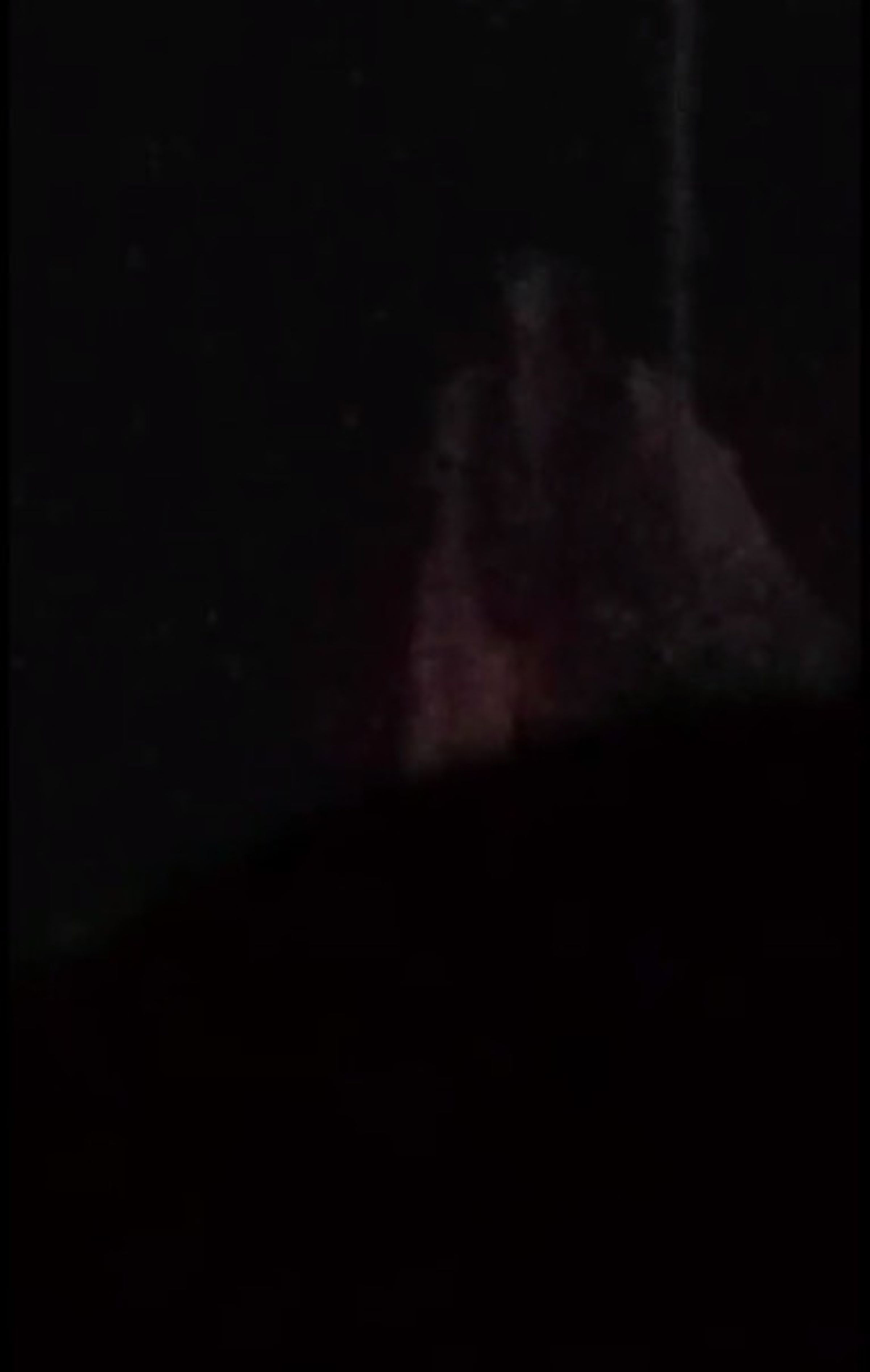 馬國警察巡邏時聽見怪聲,意外拍到詭異的白衣女子身影。(翻攝抖音@ikhmal24434)