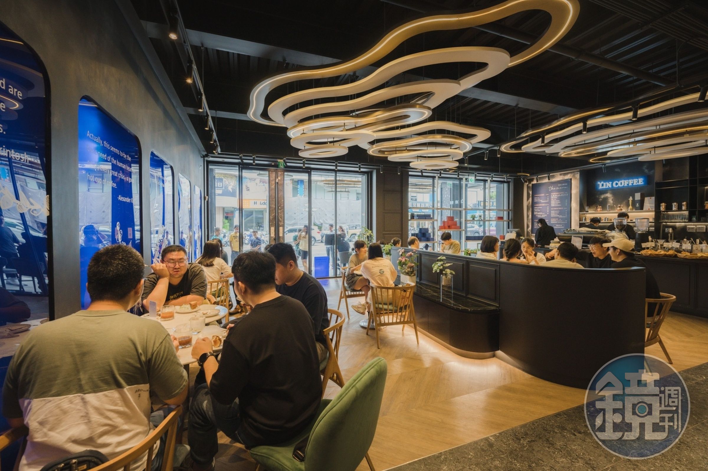 「麟咖啡Lin Coffee」台中美村店，近期推出甜點咖啡麵包吃到飽活動，最高紀錄一人吃下28個甜點及9杯飲料。（業者提供）