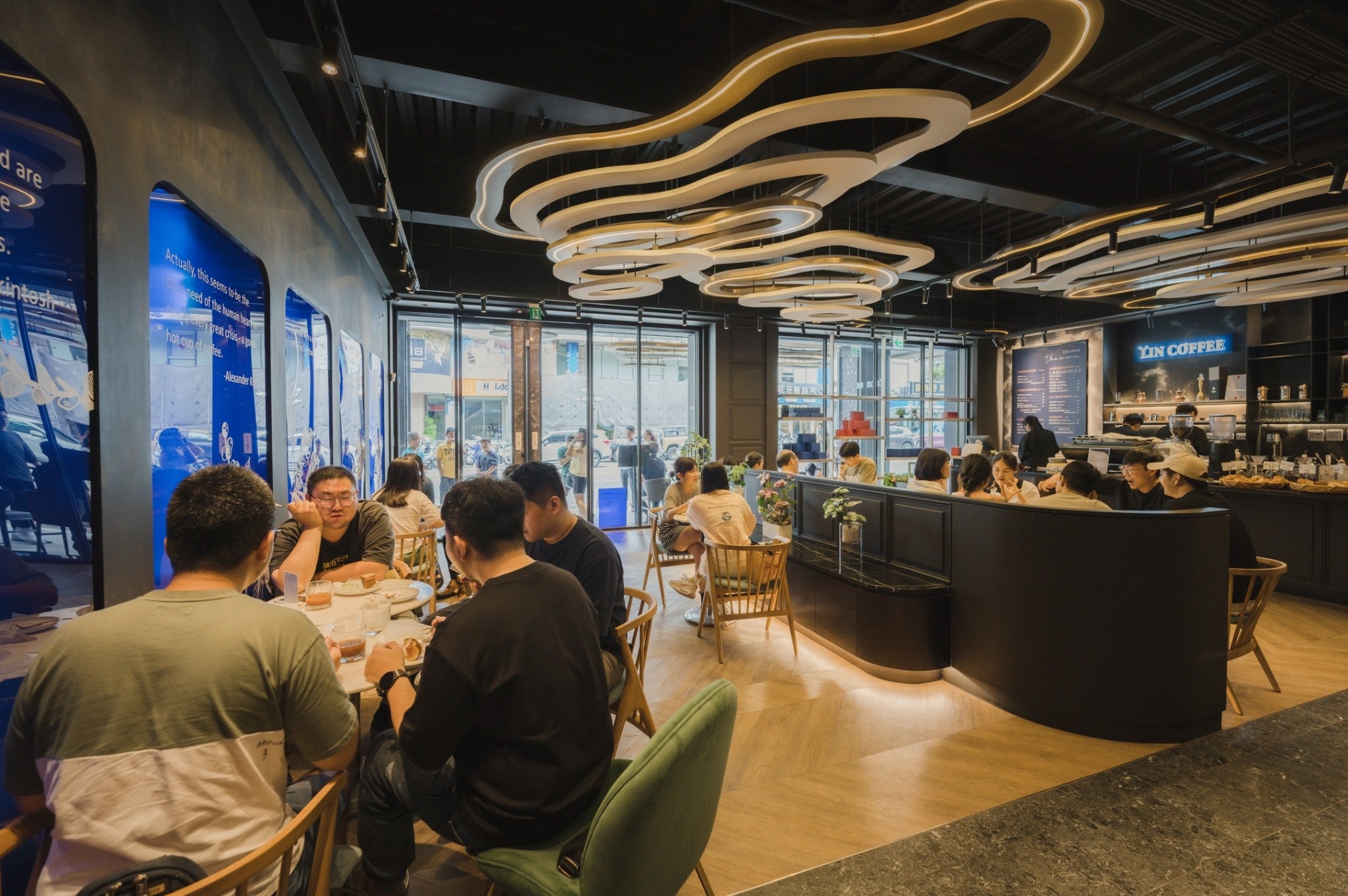 「麟咖啡Lin Coffee」台中美村店，近期推出甜點咖啡麵包吃到飽活動，最高紀錄一人吃下28個甜點及9杯飲料。（業者提供）