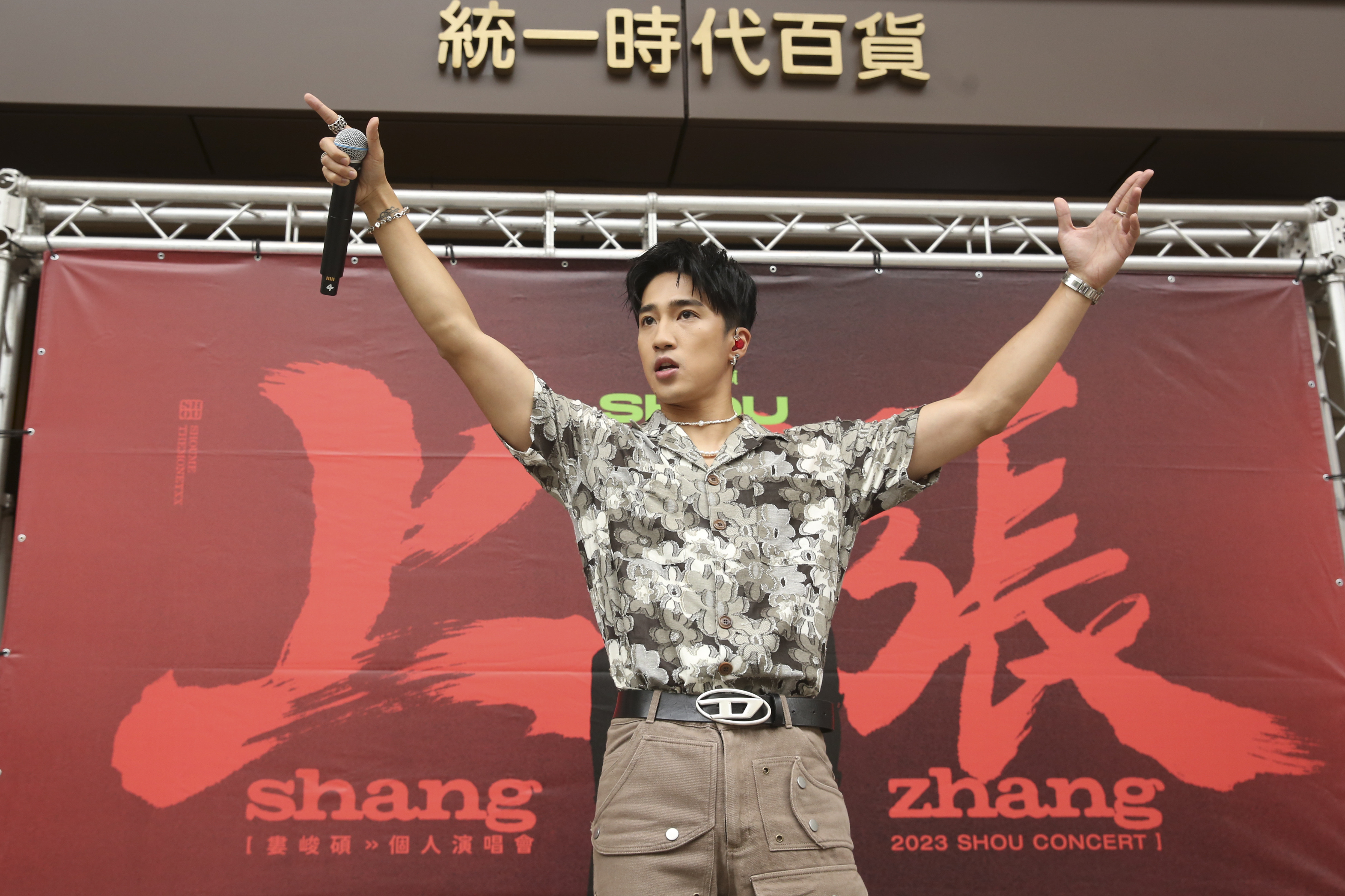 婁峻碩辦簽票會答謝粉絲。