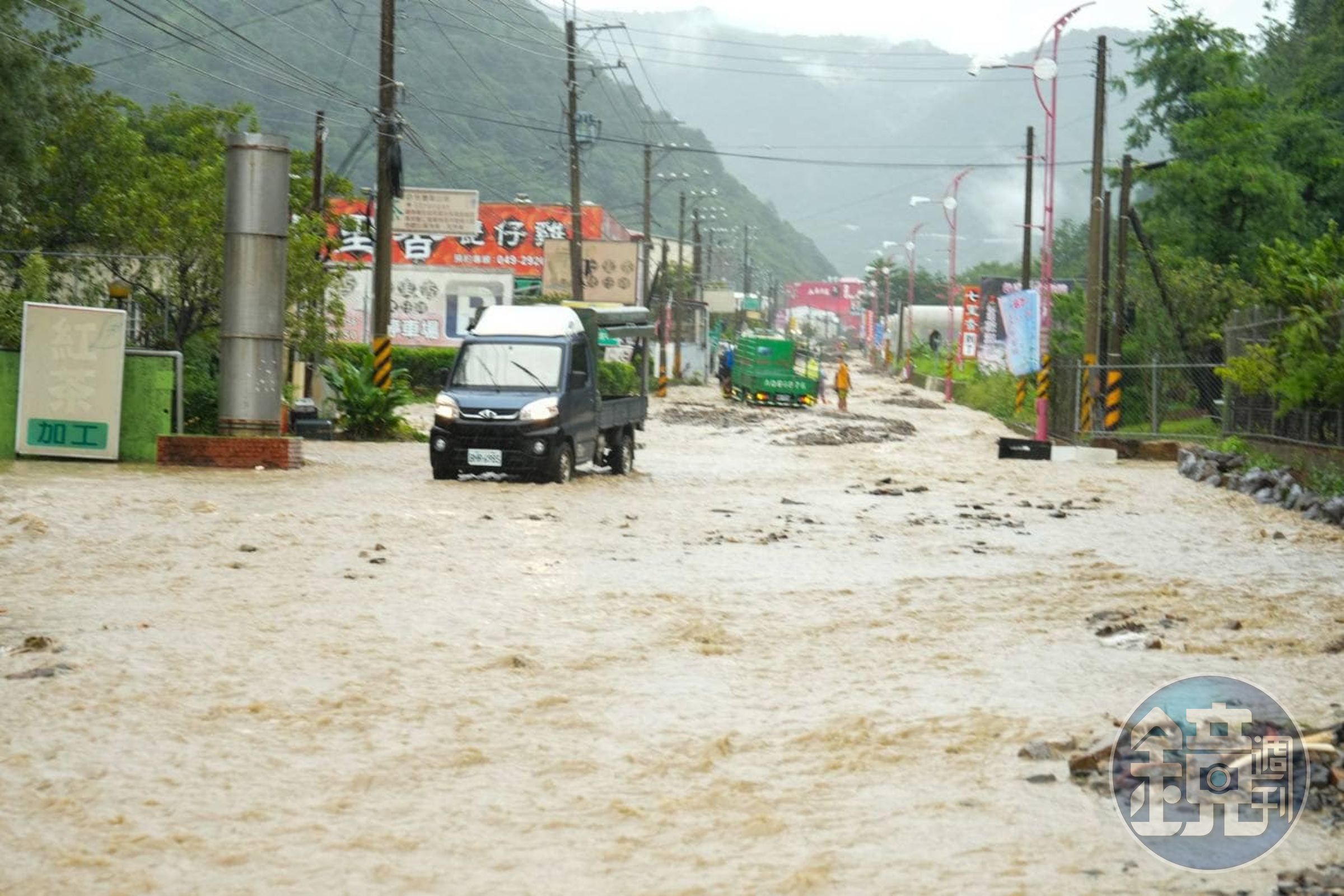 豪雨造成仁愛鄉部分路段掏空或再度落石阻礙。（翻攝自臉書＠許淑華）