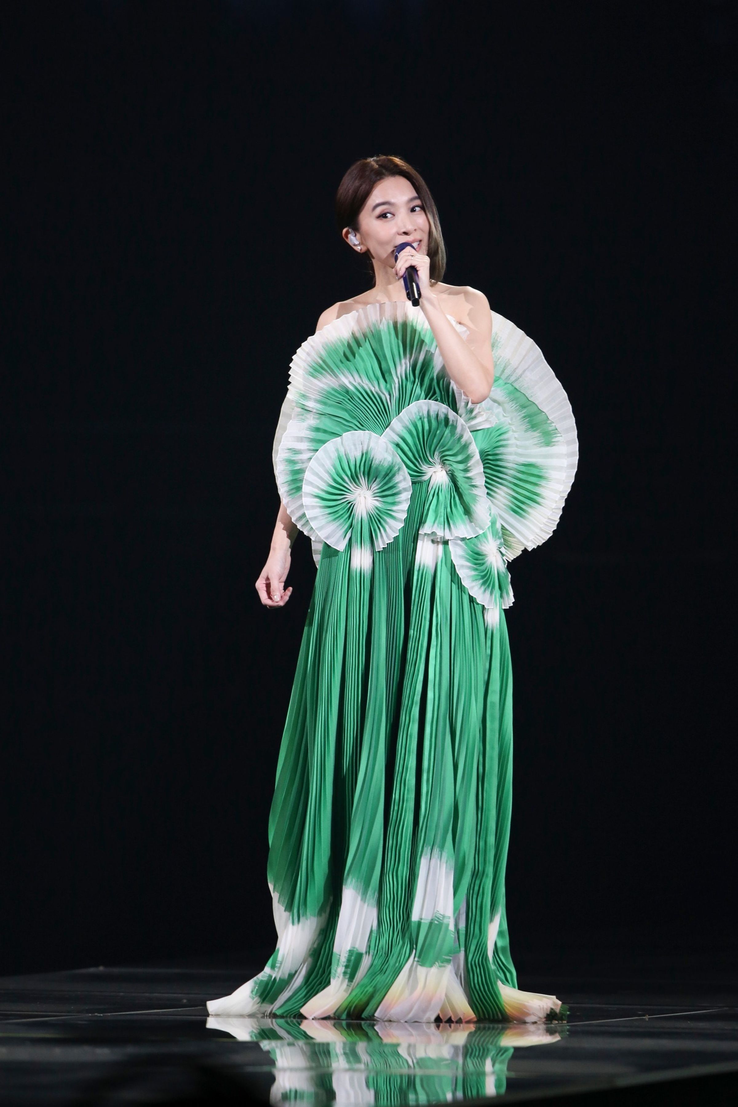 田馥甄換上綠百摺扇高訂服唱著〈Love!〉。