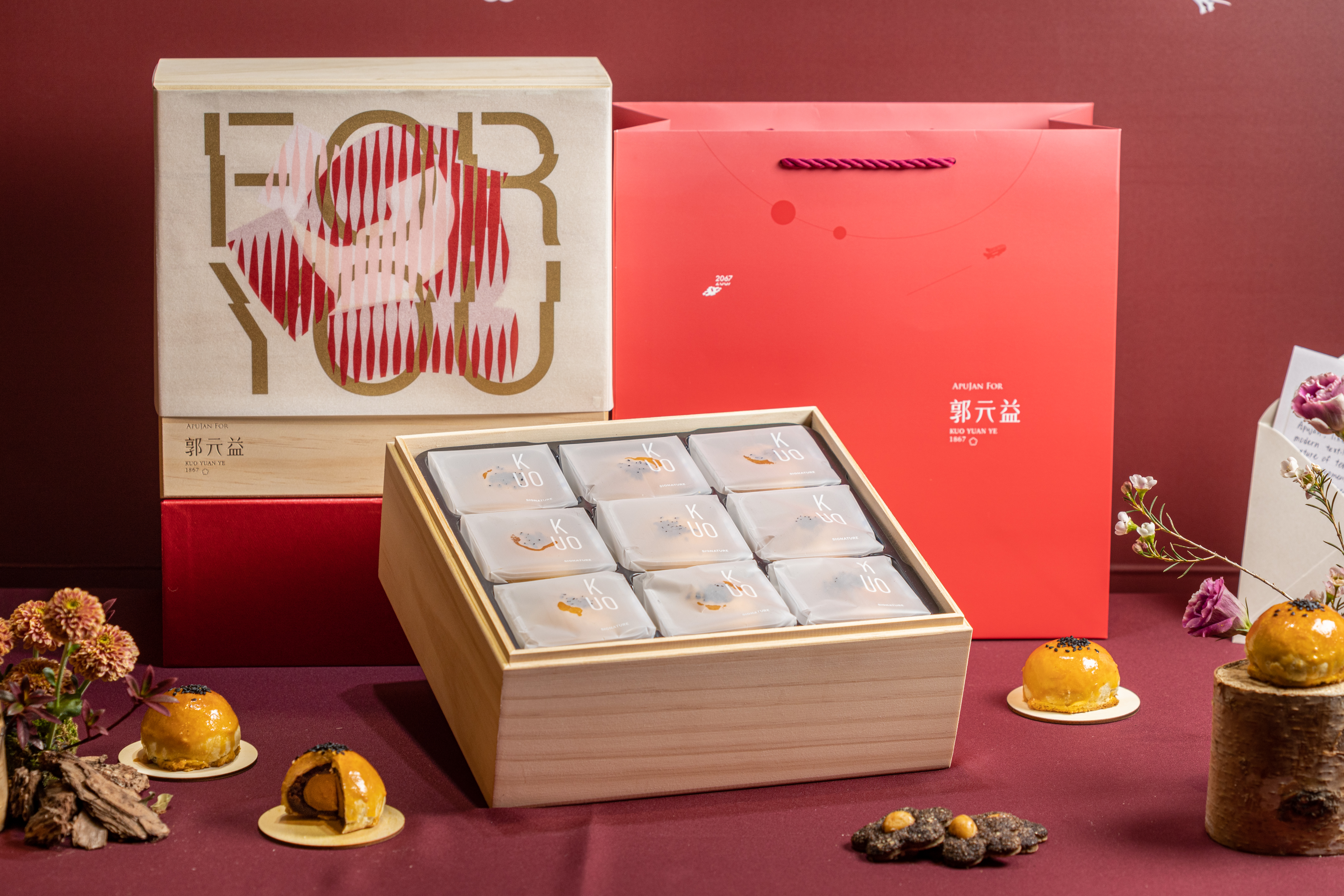 郭元益三度與APUJAN詹朴跨界合作，推出新款雙層禮盒「FOR YOU—花」，搭配頂級蛋黃酥、百年經典酥皮系列、花千層、日本柚香佐文山包種茶蛋糕等，即日起郭元益全通路開始預購。（1,490元／盒）
