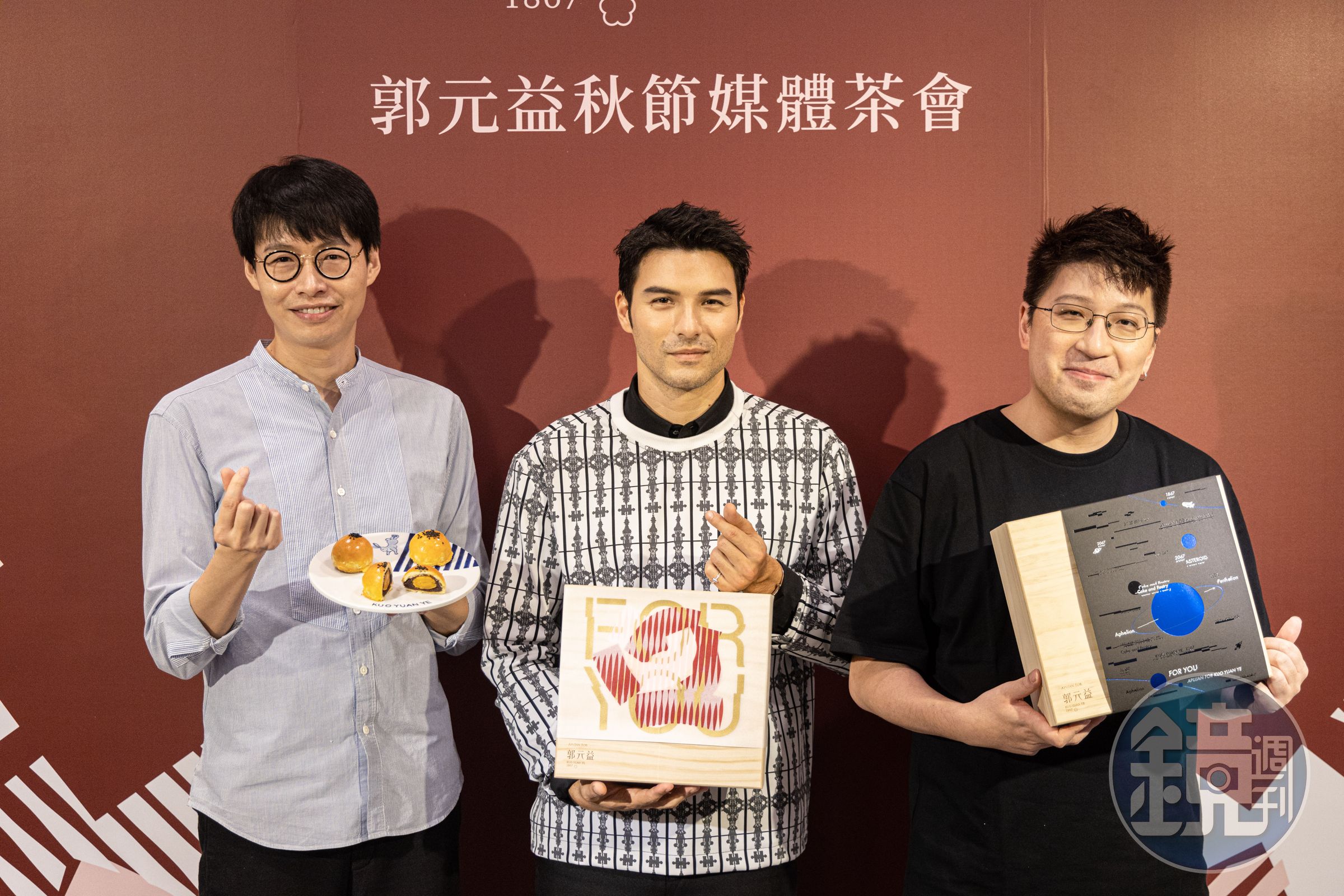 郭元益副總經理郭建偉（左起）、設計師詹朴和代言人鳳小岳在記者會上齊聚一堂吃月餅。