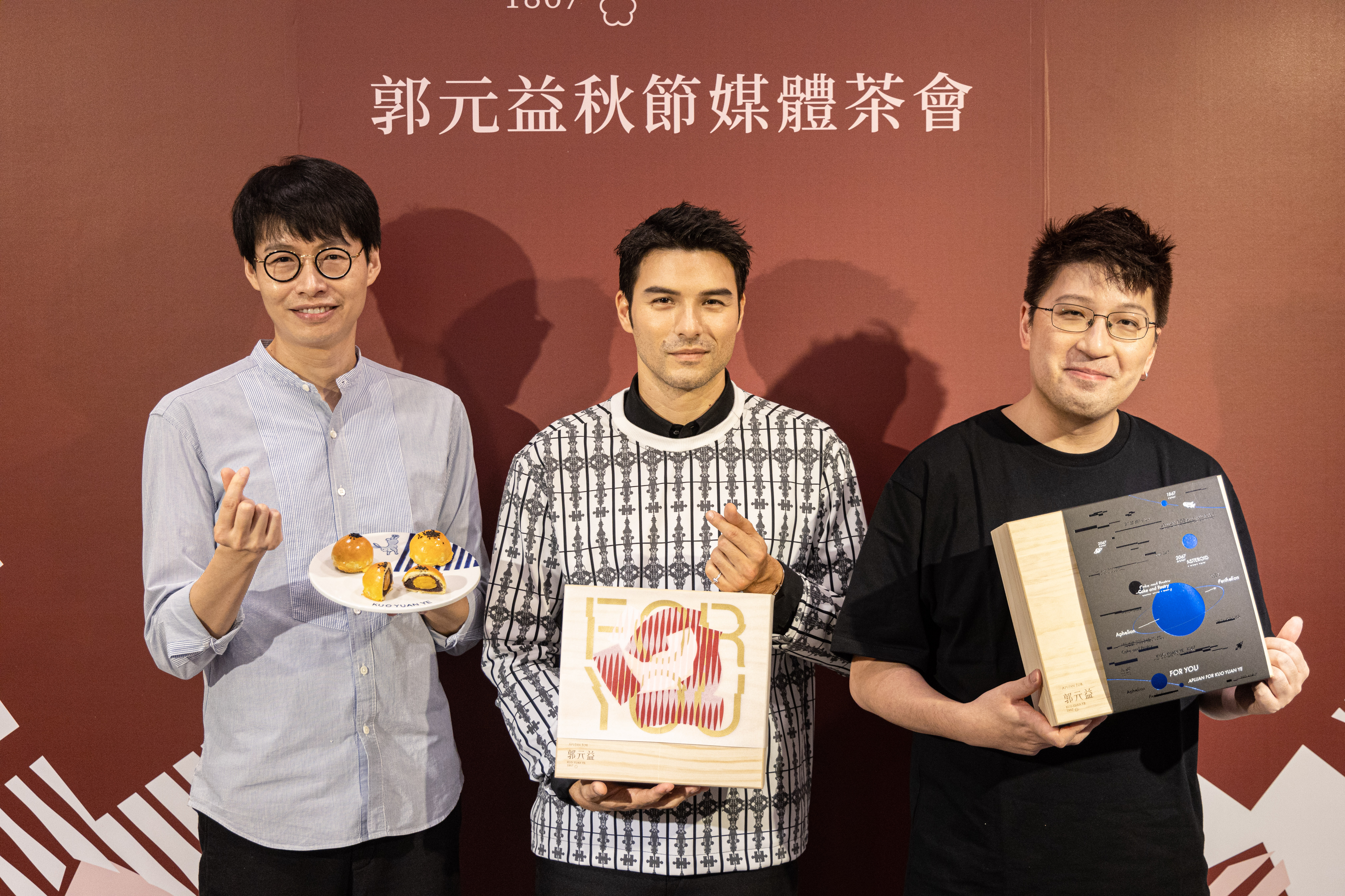 郭元益副總經理郭建偉（左起）、設計師詹朴和代言人鳳小岳在記者會上齊聚一堂吃月餅。