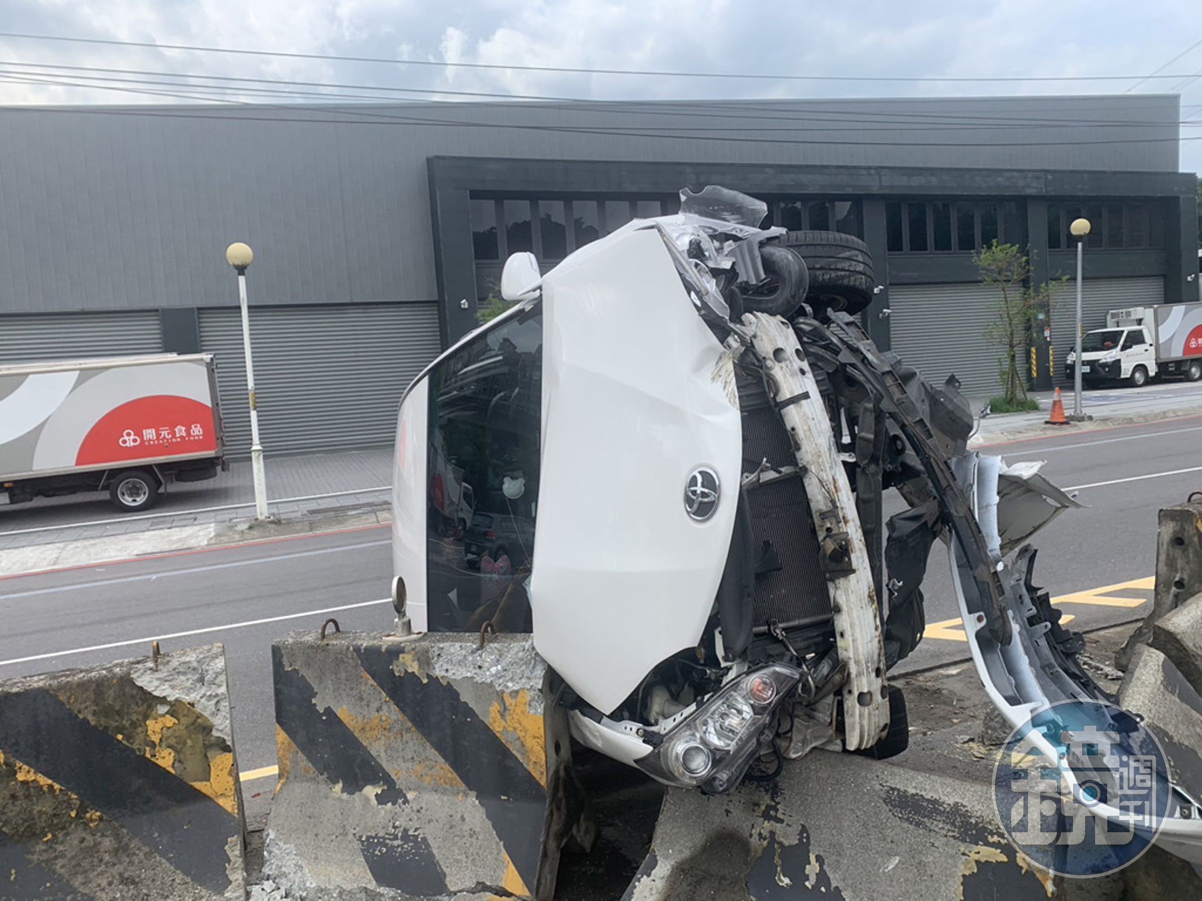 白色休旅車自撞分隔島後翻覆，肇事者酒駕落跑。（翻攝畫面）