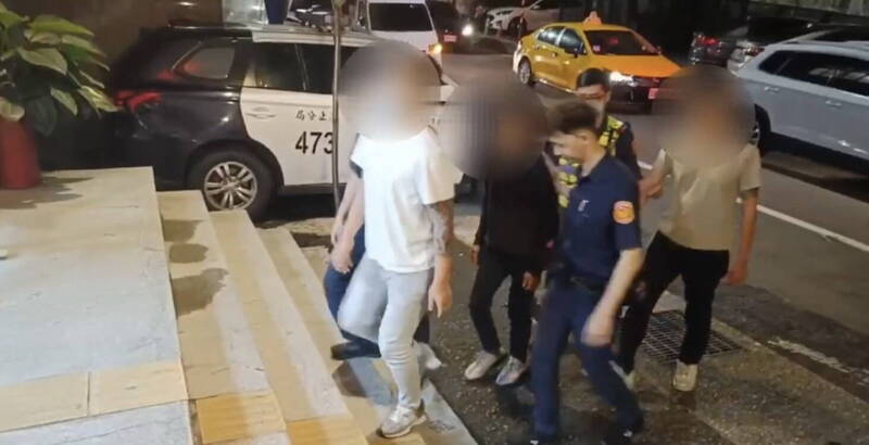 陳男不滿黃男欠債不還，偕同3名友人押人上車逼簽本票後落網。（翻攝畫面）