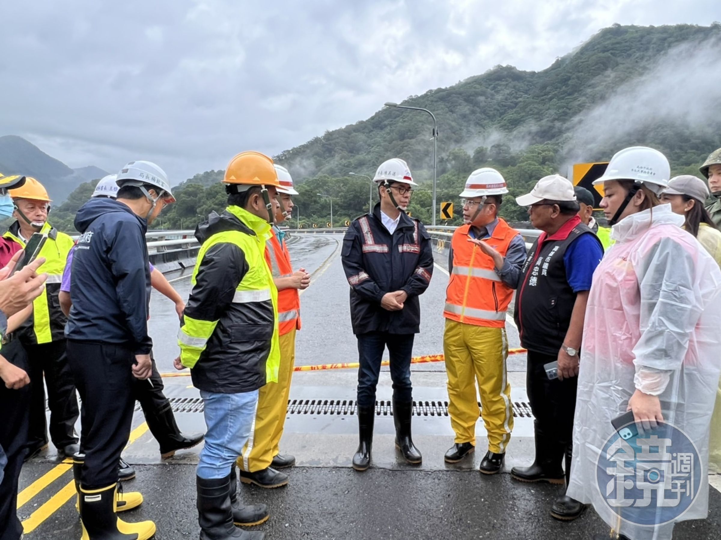 高雄市長陳其邁(中)到場視察,部落居民希望不要每次聯外道路斷掉就是送物資,他們要的是安全回家的路。(翻攝自高忠德臉書)