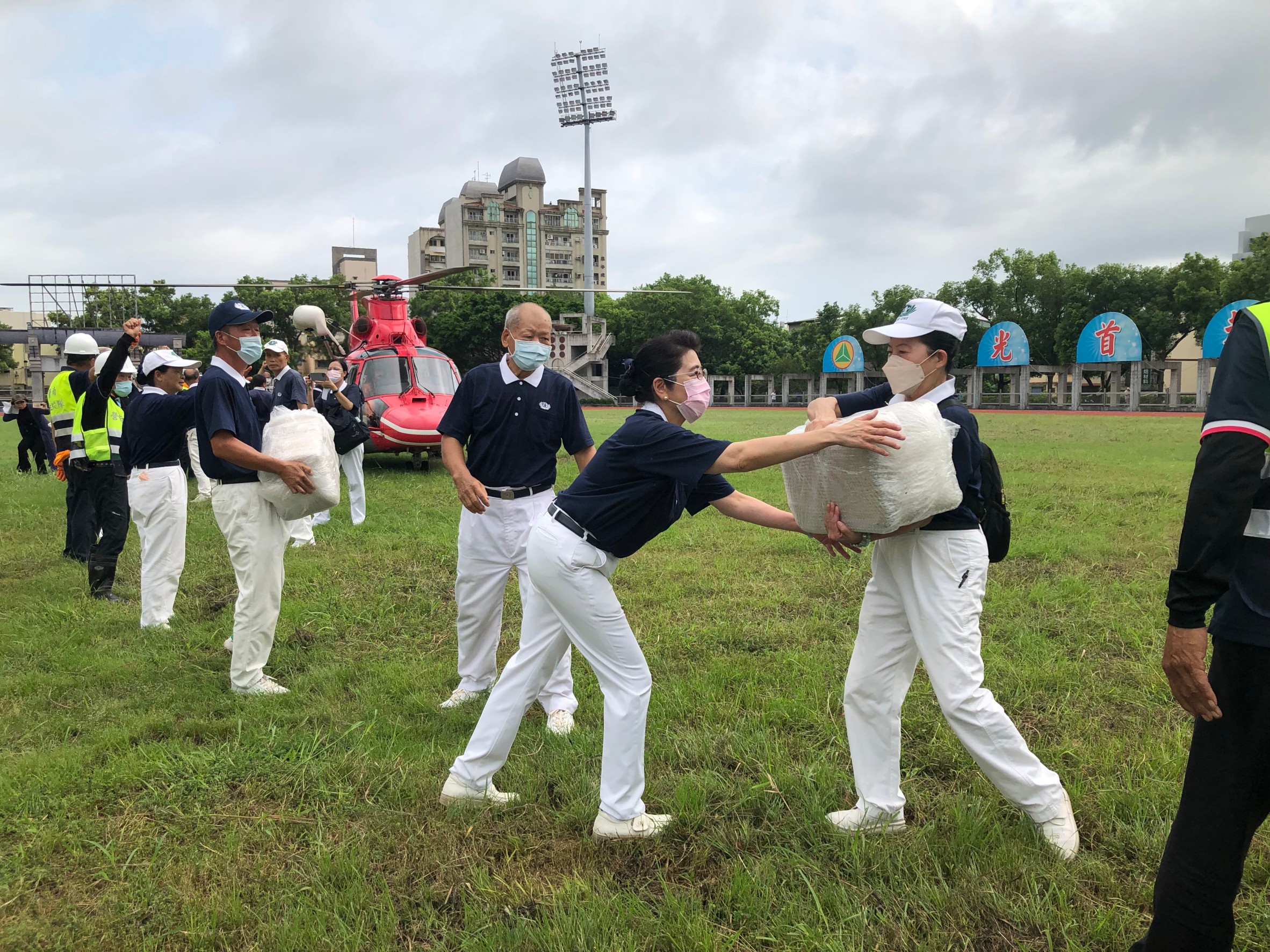 南投縣府提出物資空中運補需求約2噸，慈濟及時提供1.7噸物資。（慈濟基金會提供）