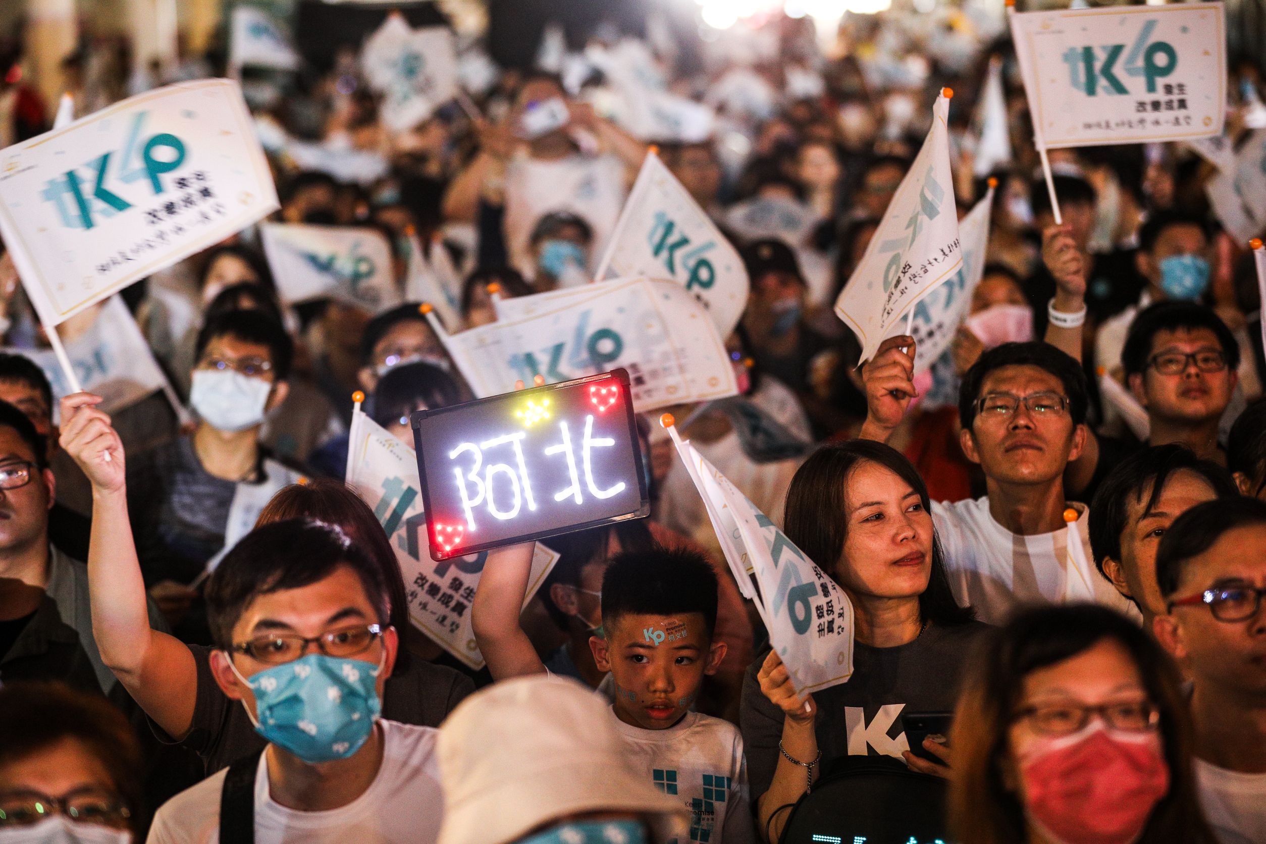 民眾黨4週年黨慶開放非黨員報名參加，現場約湧入2、3千人。