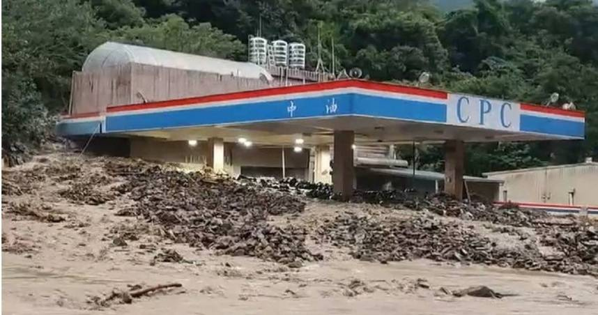 南豐的「聖本篤加油站」為要去霧社、清境農場必經的加油站，加上這次總共被土石流掩埋6次。（翻攝自記者爆料網）