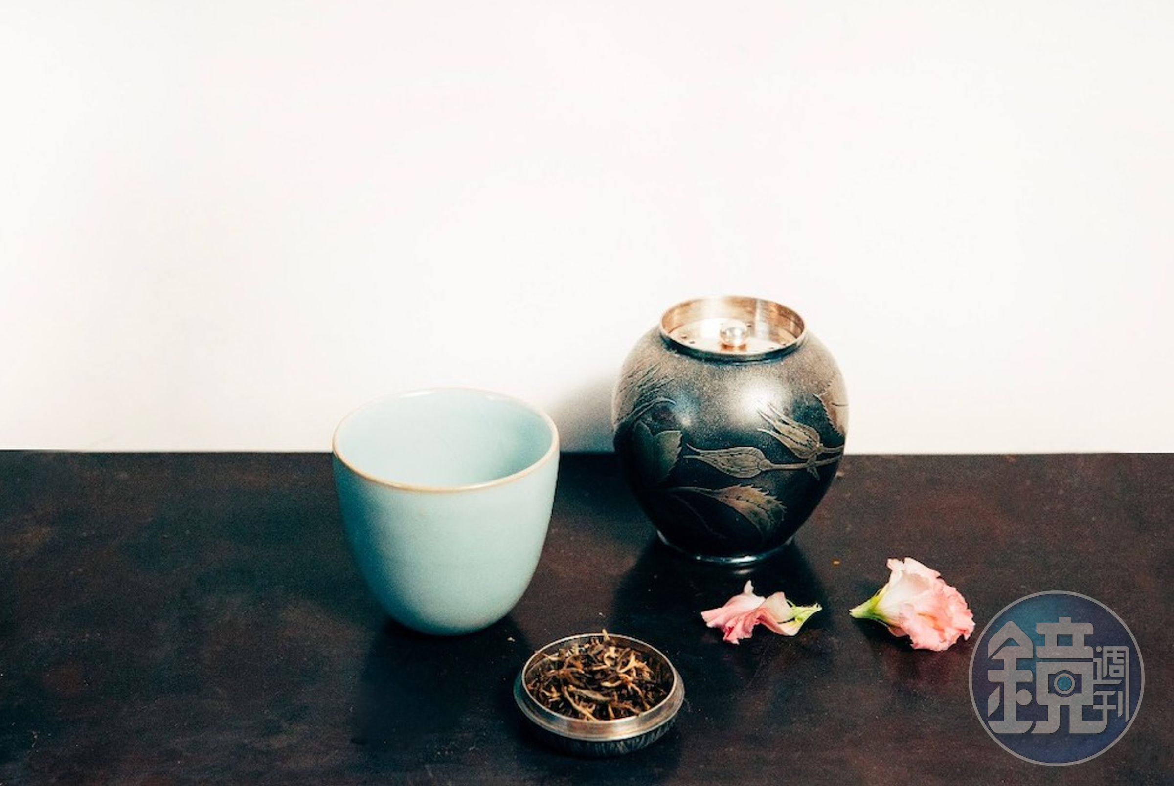 《池宗憲的節氣茶事》結合24節氣，以12種茶、12組茶器，提供一整年的品飲提案，其中芒種、夏至之際宜飲東方美人茶。由於茶葉呈條索狀，緊實、多芽，如果沒有充分浸潤，無法整個展開，所以沖泡時水要徐徐注入壺內，用無毛細孔的瓷壺最能完整呈現東方美人的風味，而1975年由台灣陶藝家蔡曉芳成立的曉芳窯，代表作之一的仿宋汝窯瓷器，是品茗愛好者的夢幻逸品。（來源：鏡好聽）