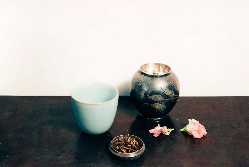 《池宗憲的節氣茶事》結合24節氣，以12種茶、12組茶器，提供一整年的品飲提案，其中芒種、夏至之際宜飲東方美人茶。由於茶葉呈條索狀，緊實、多芽，如果沒有充分浸潤，無法整個展開，所以沖泡時水要徐徐注入壺內，用無毛細孔的瓷壺最能完整呈現東方美人的風味，而1975年由台灣陶藝家蔡曉芳成立的曉芳窯，代表作之一的仿宋汝窯瓷器，是品茗愛好者的夢幻逸品。（來源：鏡好聽）