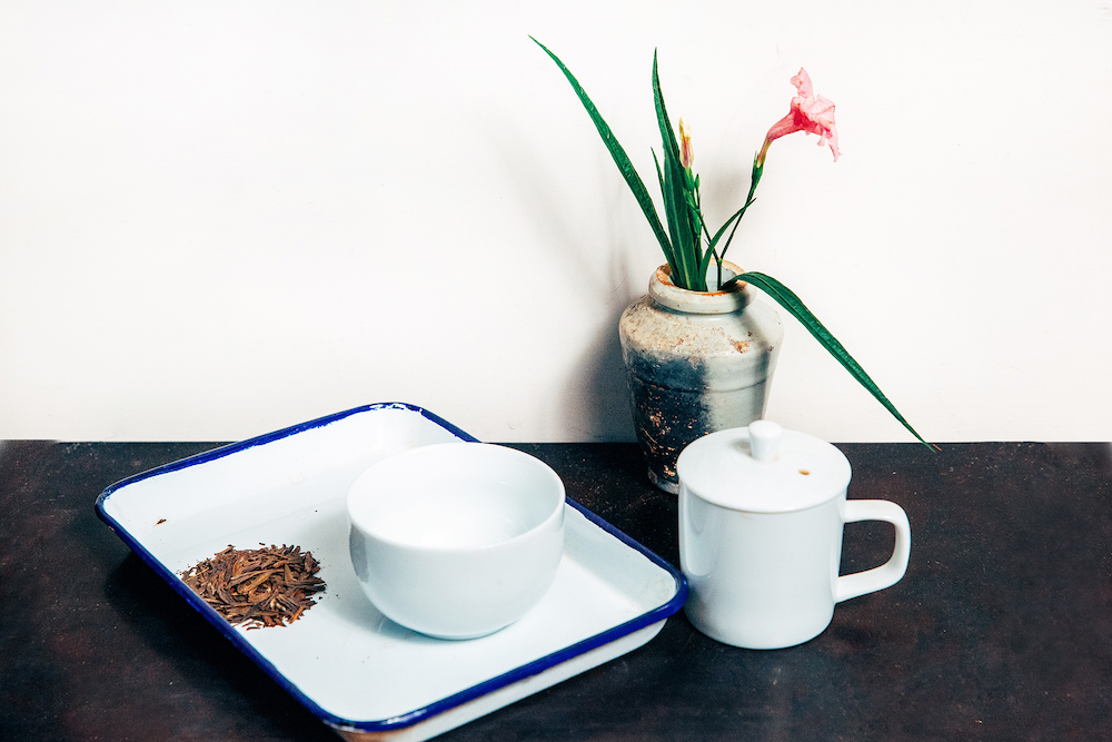 3月驚蟄、春分之際，適合喝龍井茶。龍井茶為中國十大名茶之一，產自杭州西湖 一帶，茶乾幼嫩細緻，茶湯滋味鮮爽，台灣戰後開始製作龍井，產地以三峽為代表。圖中茶具為評比茶葉用的茶具組，以杯沖泡，用碗盛裝，純白瓷器適合呈現綠茶透亮的色澤。（來源：鏡好聽）