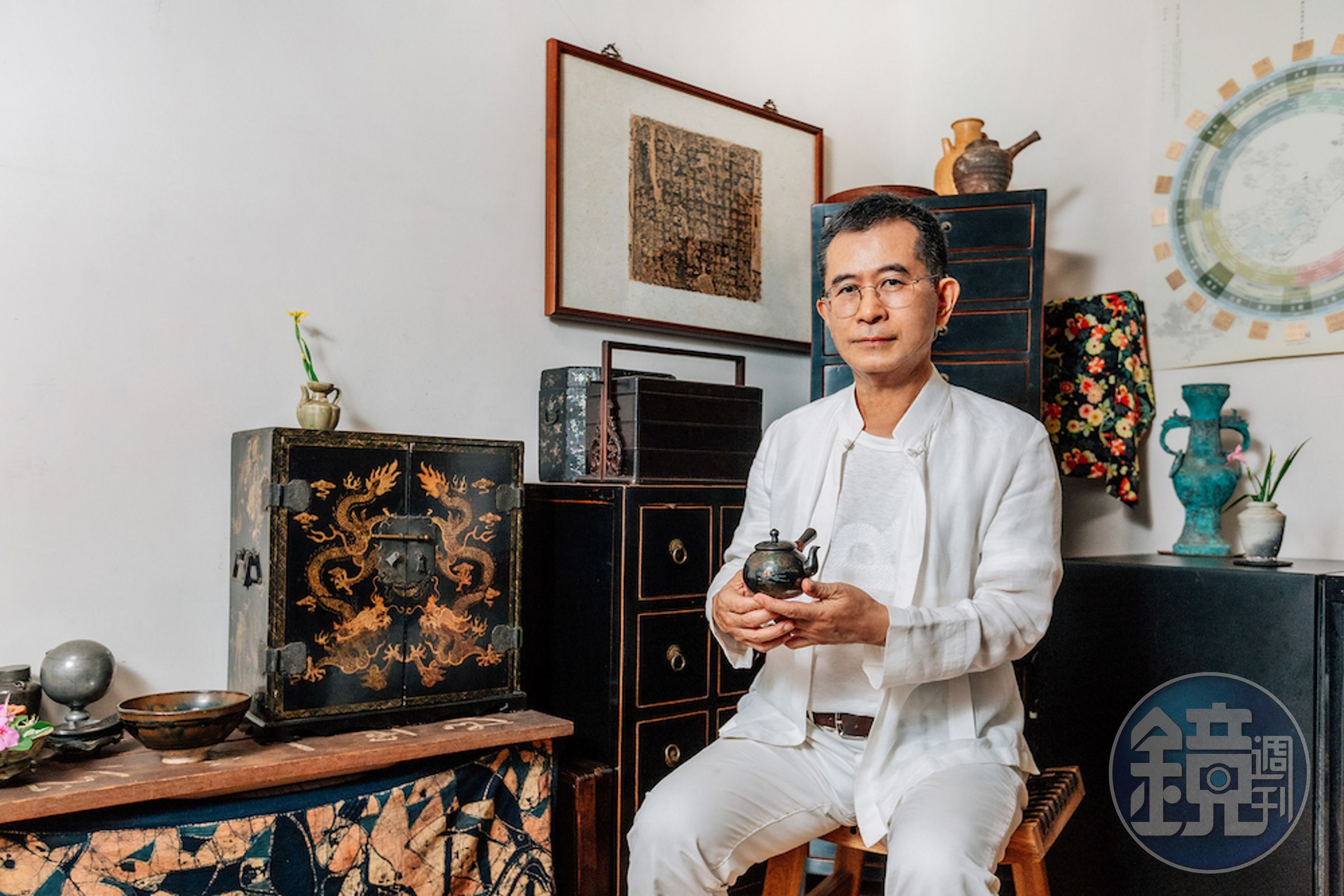 池宗憲，深耕茶界40年，著有《茶席・曼荼羅》、《品茶入菜引美味》、《紅樓夢醒 : 茶與器．假作真．有還實》⋯⋯等40本專書。後來從西方餐酒搭配與米其林餐飲體驗獲得靈感，開始推廣「餐茶搭配」（Tea Pairing），並創立了國際侍茶師學院。（來源：鏡好聽）