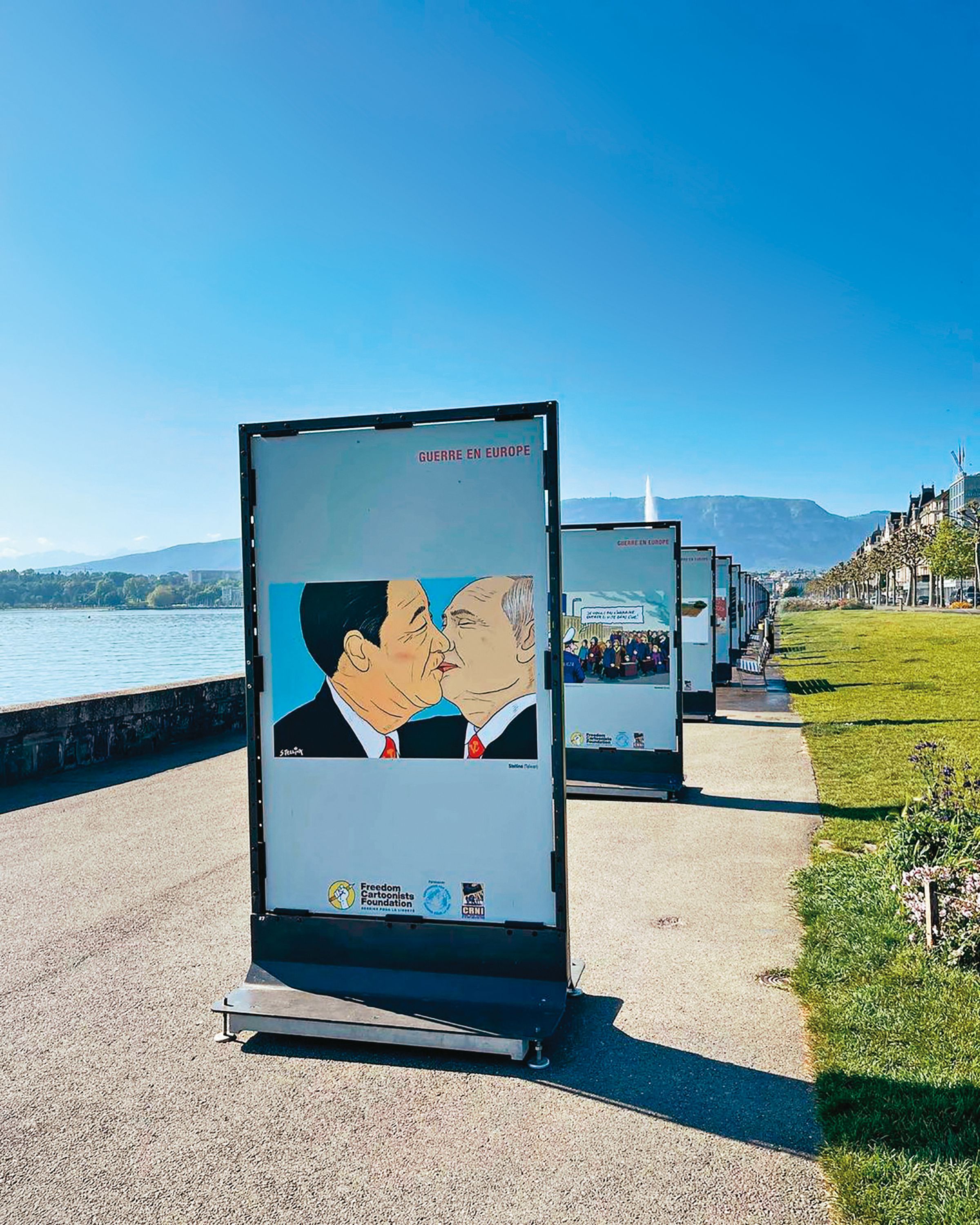自由漫畫家基金會2022年在日內瓦湖畔舉辦國際漫畫展，陳筱涵為烏俄戰爭繪製的作品也獲邀展出。（陳筱涵提供）