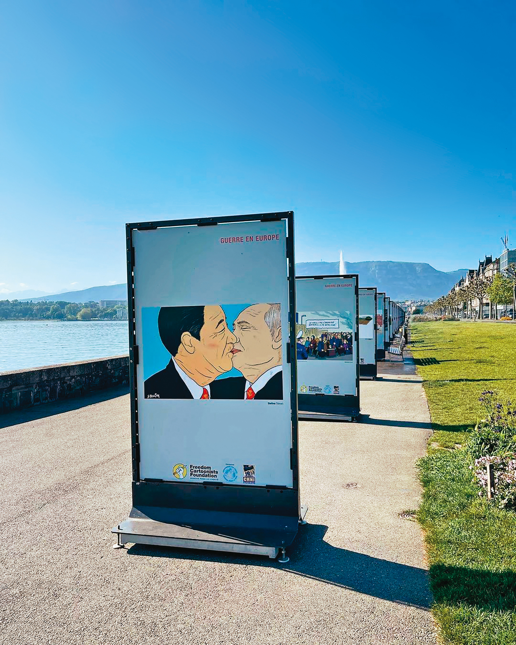 自由漫畫家基金會2022年在日內瓦湖畔舉辦國際漫畫展,陳筱涵為烏俄戰爭繪製的作品也獲邀展出。(陳筱涵提供)