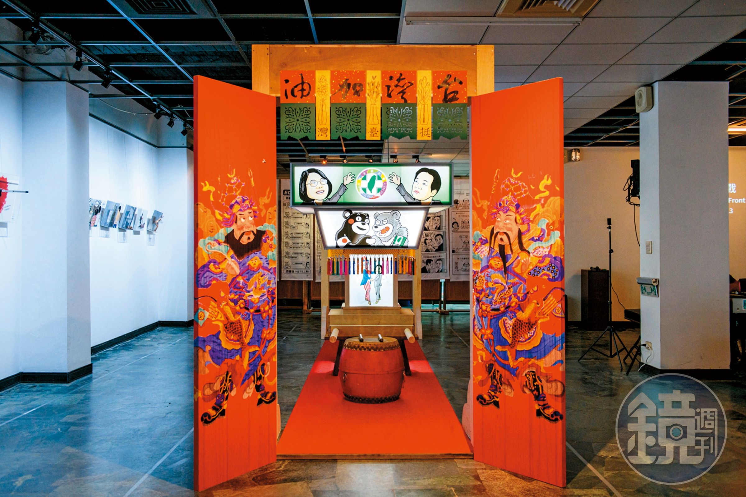 黃厚銘在台南舉辦首次個人創作展，圖為展場主視覺，將傳統的門神、神轎結合政治漫畫創作。（黃厚銘提供）