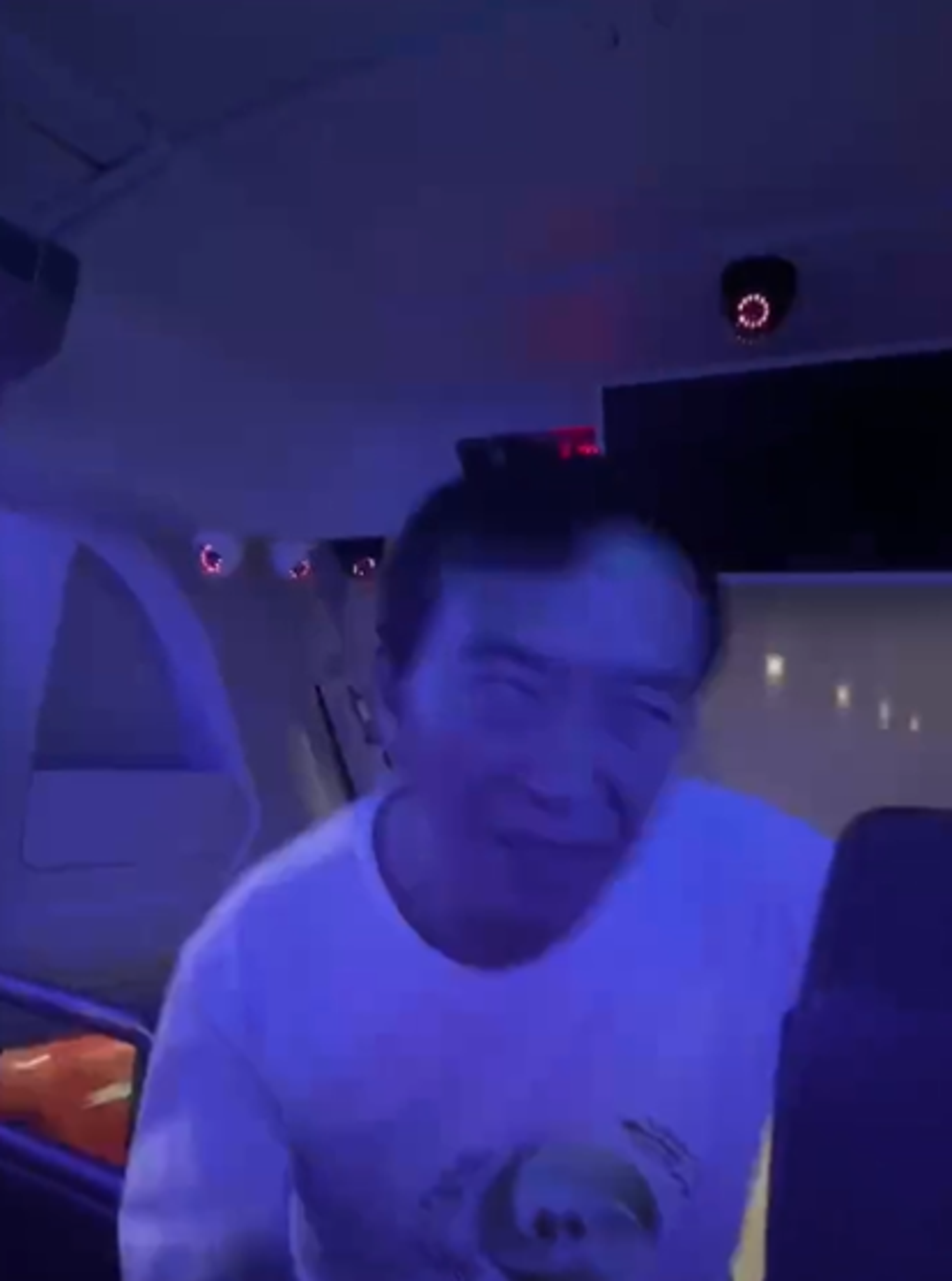 男子笑後瞬間倒下。(翻自推特)