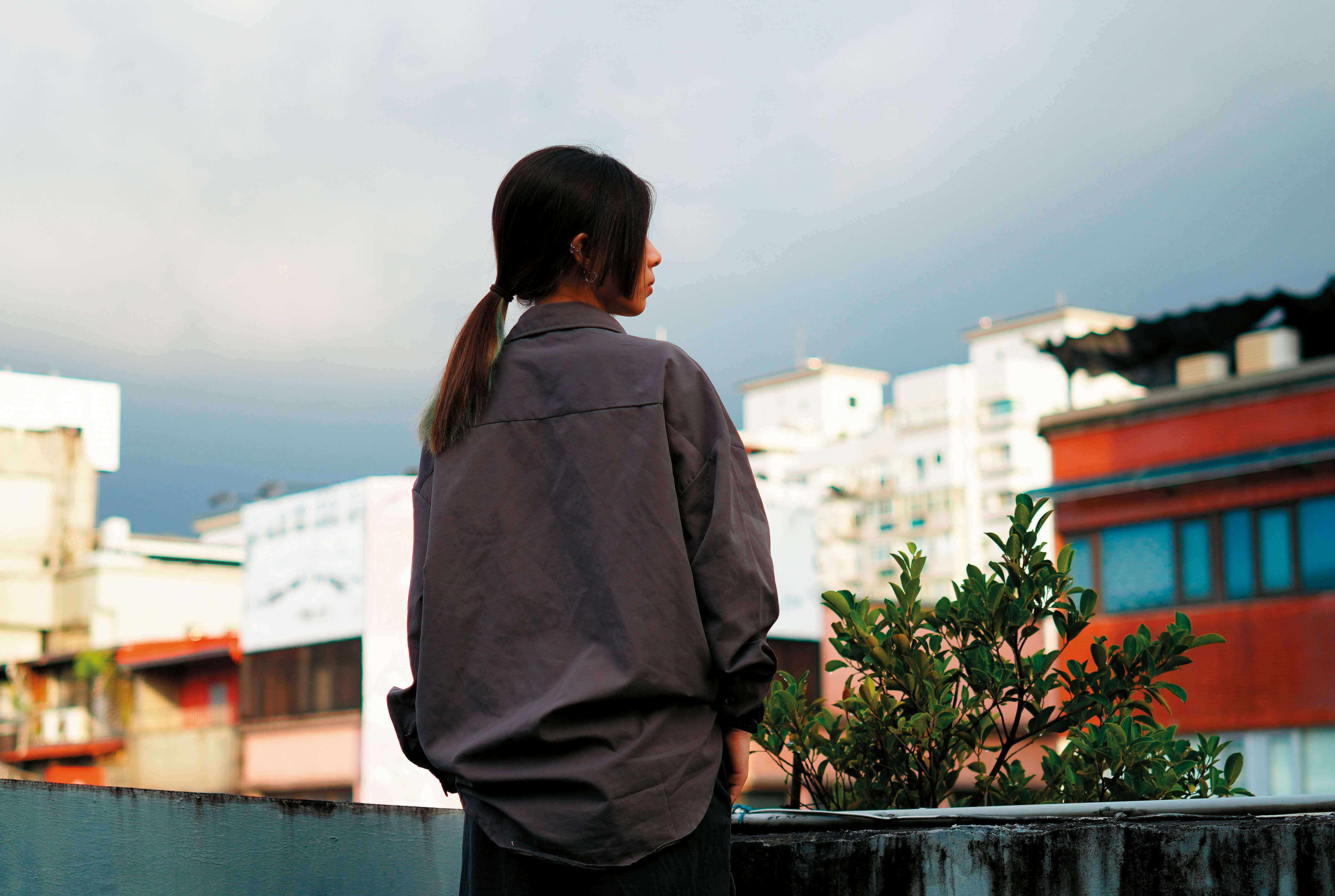 素色長褲長袖是平常Jelly在校的穿著，到了夏天她還會準備好幾套衣服在學校做替換，就為了不讓刺青模糊教育現場的焦點。