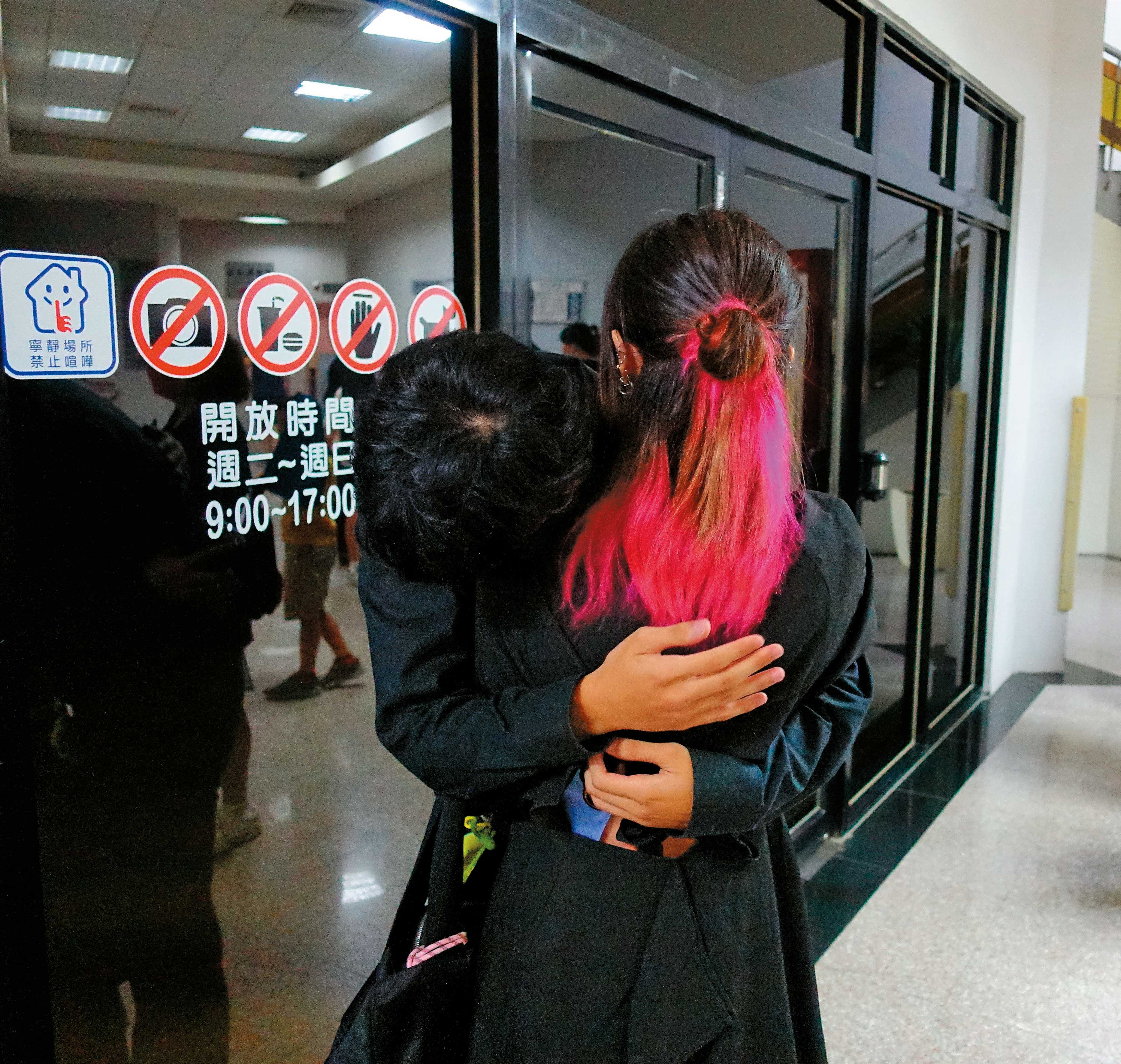 畢業音樂會當天，許多學生見到Jelly，都跑來與她合照、擁抱。