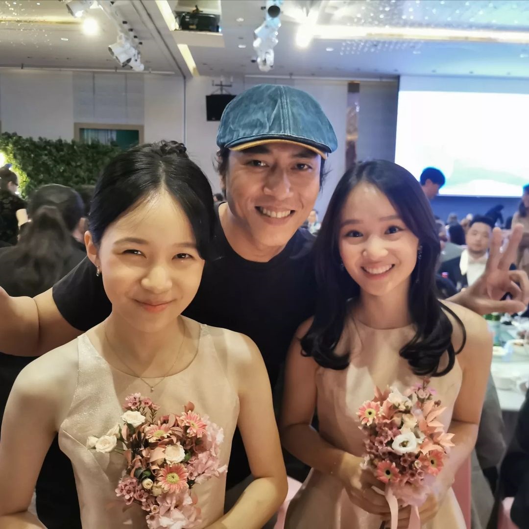 片中的父女三人：莊凱勛、方郁婷、林品彤受邀參加婚禮。（翻攝自莊凱勛IG）
