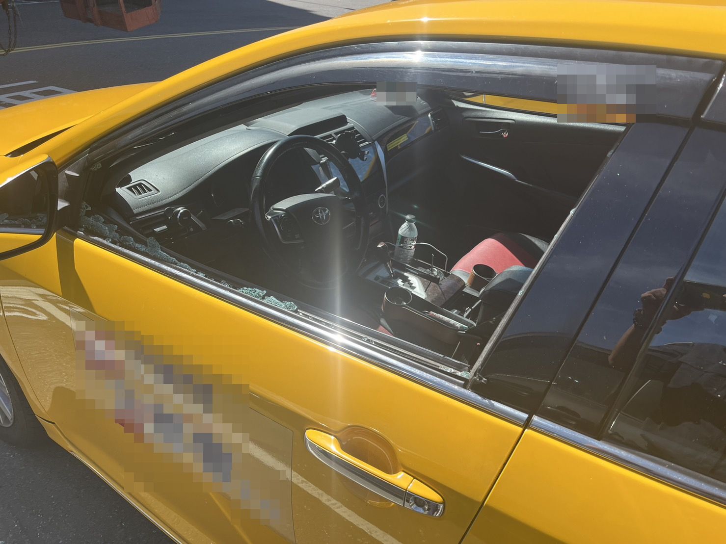 警方表示，周男今年6、7月間已在汐止區犯下10起計程車破窗竊盜案。（翻攝畫面）