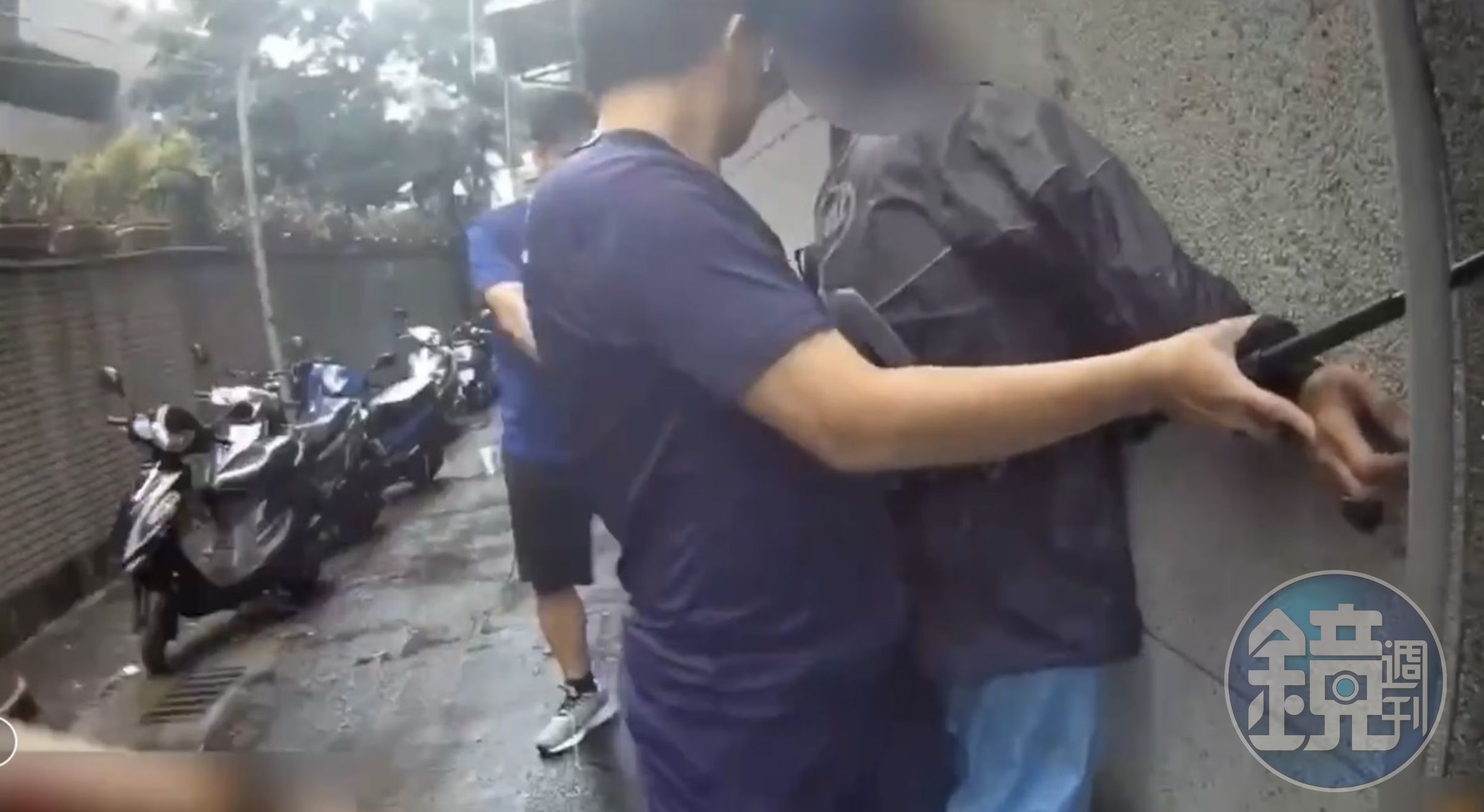 警方在新店區埋伏，見周男現身立即上前將他逮捕。（翻攝畫面）