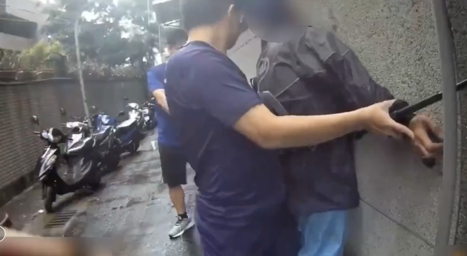 警方在新店區埋伏，見周男現身立即上前將他逮捕。（翻攝畫面）