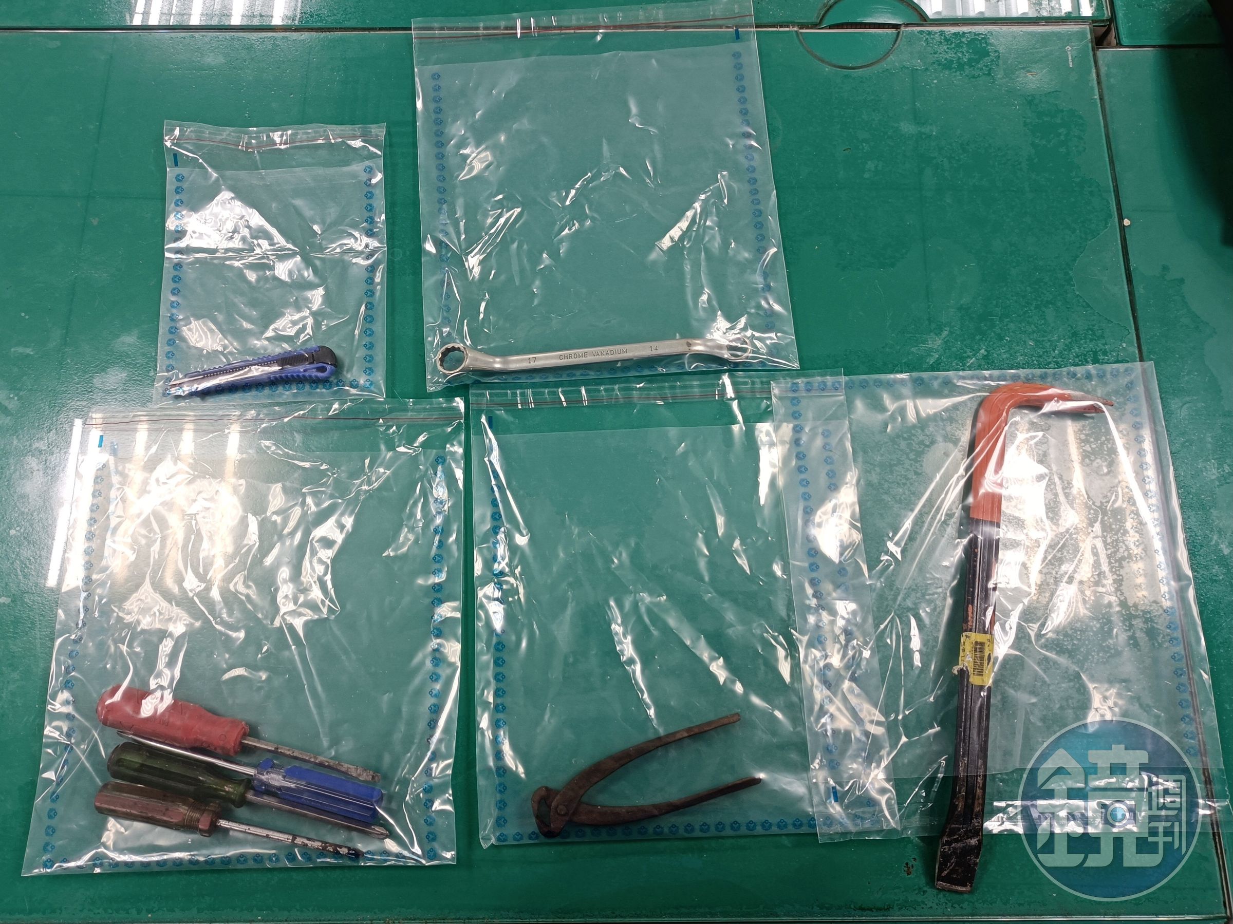 警方在周男身上起出一批犯案工具。（翻攝畫面）