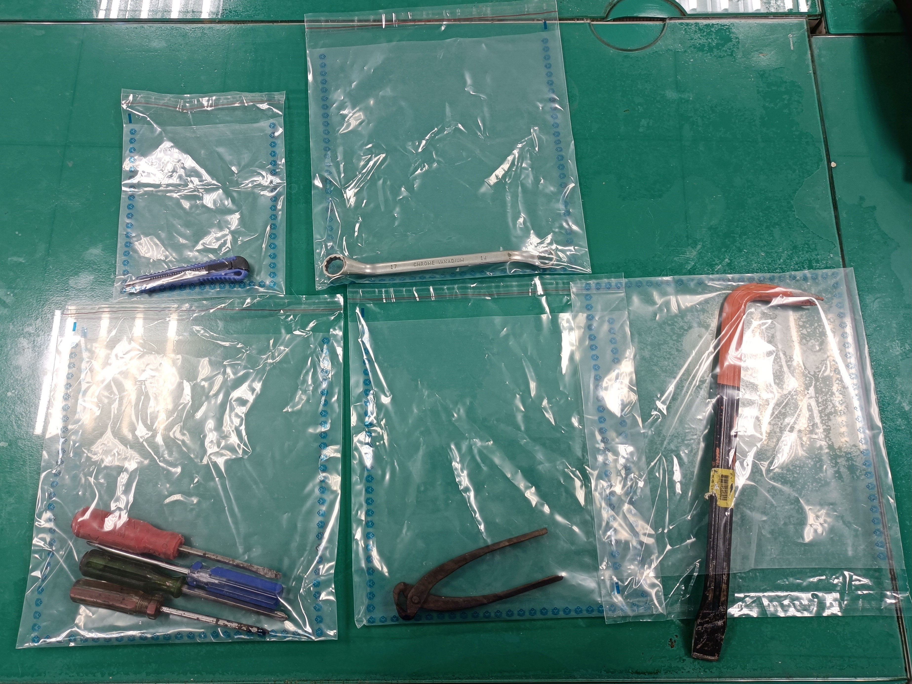 警方在周男身上起出一批犯案工具。（翻攝畫面）