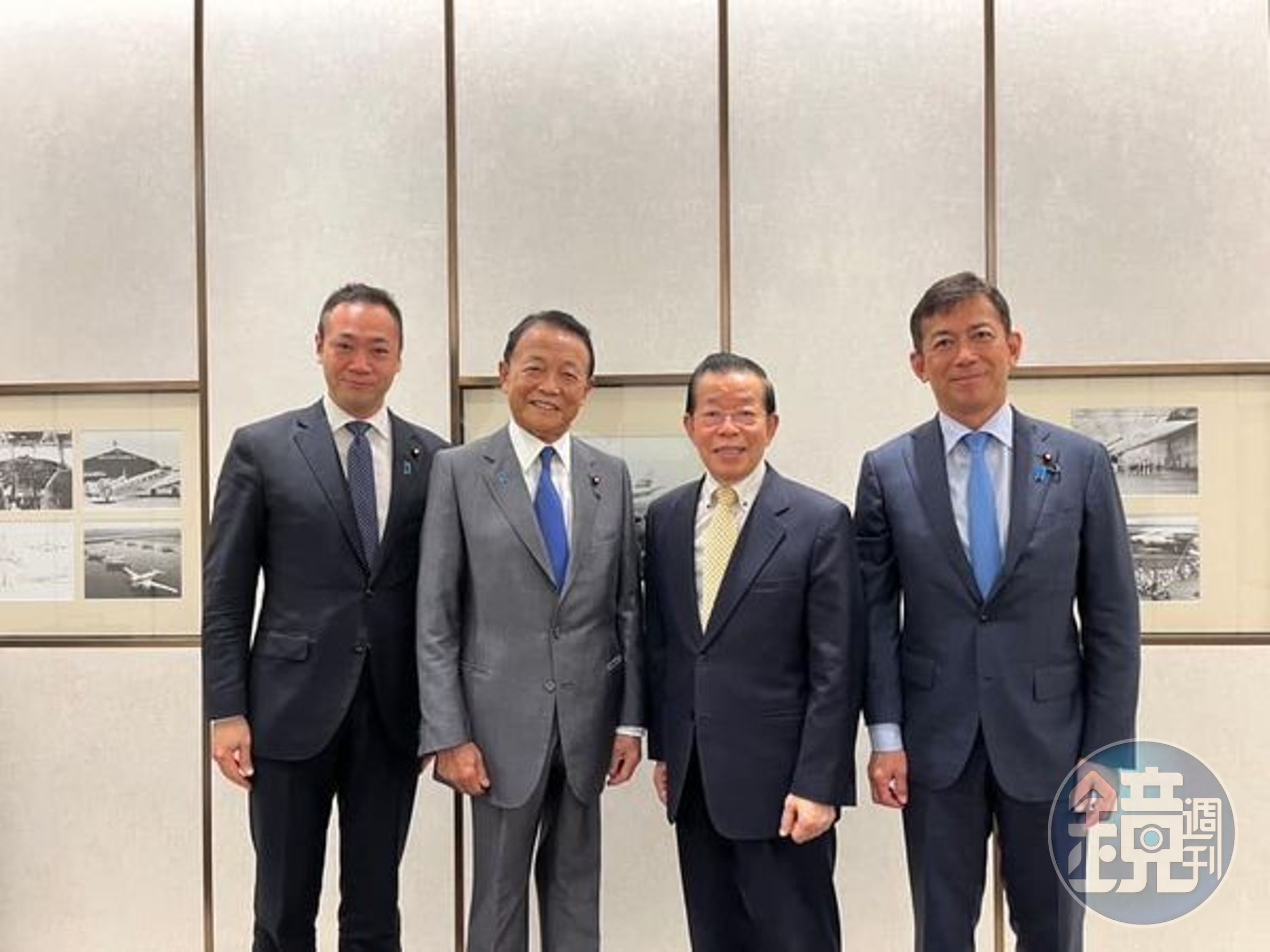 麻生太郎(左2)抵台！50年來日方最高層級，謝長廷(右2)一早送機。（翻自謝長廷臉書）