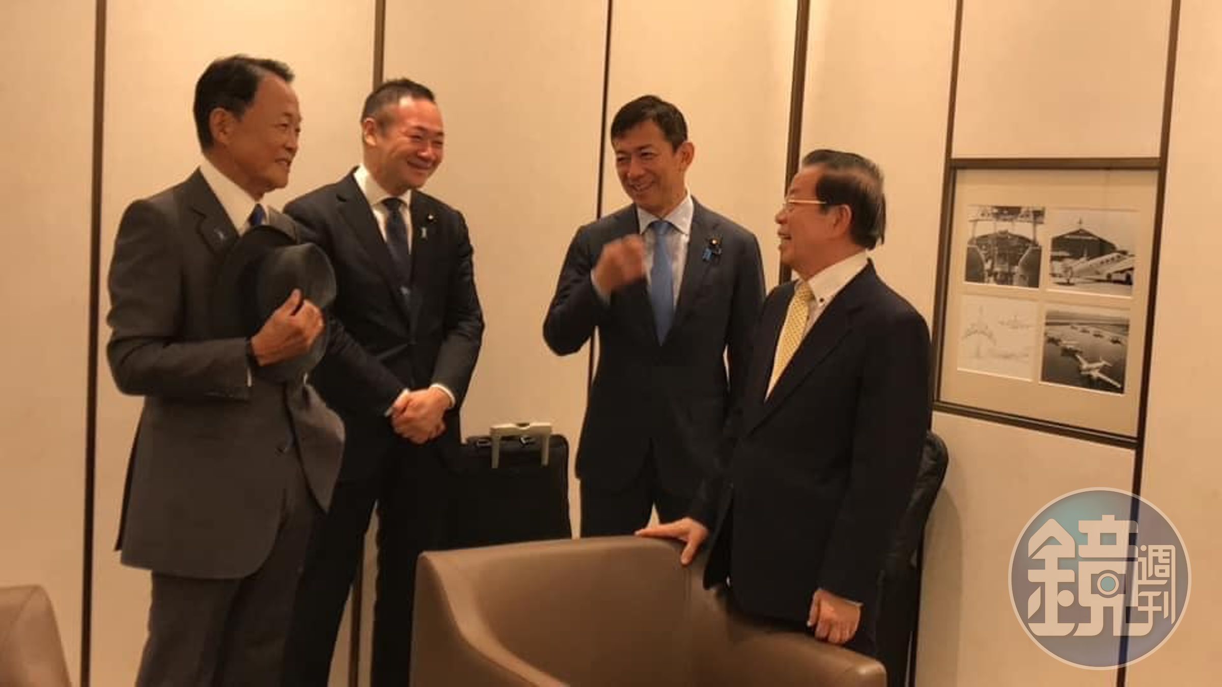 謝長廷與麻生等一行人在休息室短暫閒聊。（翻自謝長廷臉書）