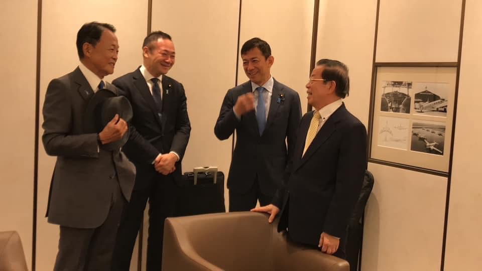 謝長廷與麻生等一行人在休息室短暫閒聊。（翻自謝長廷臉書）