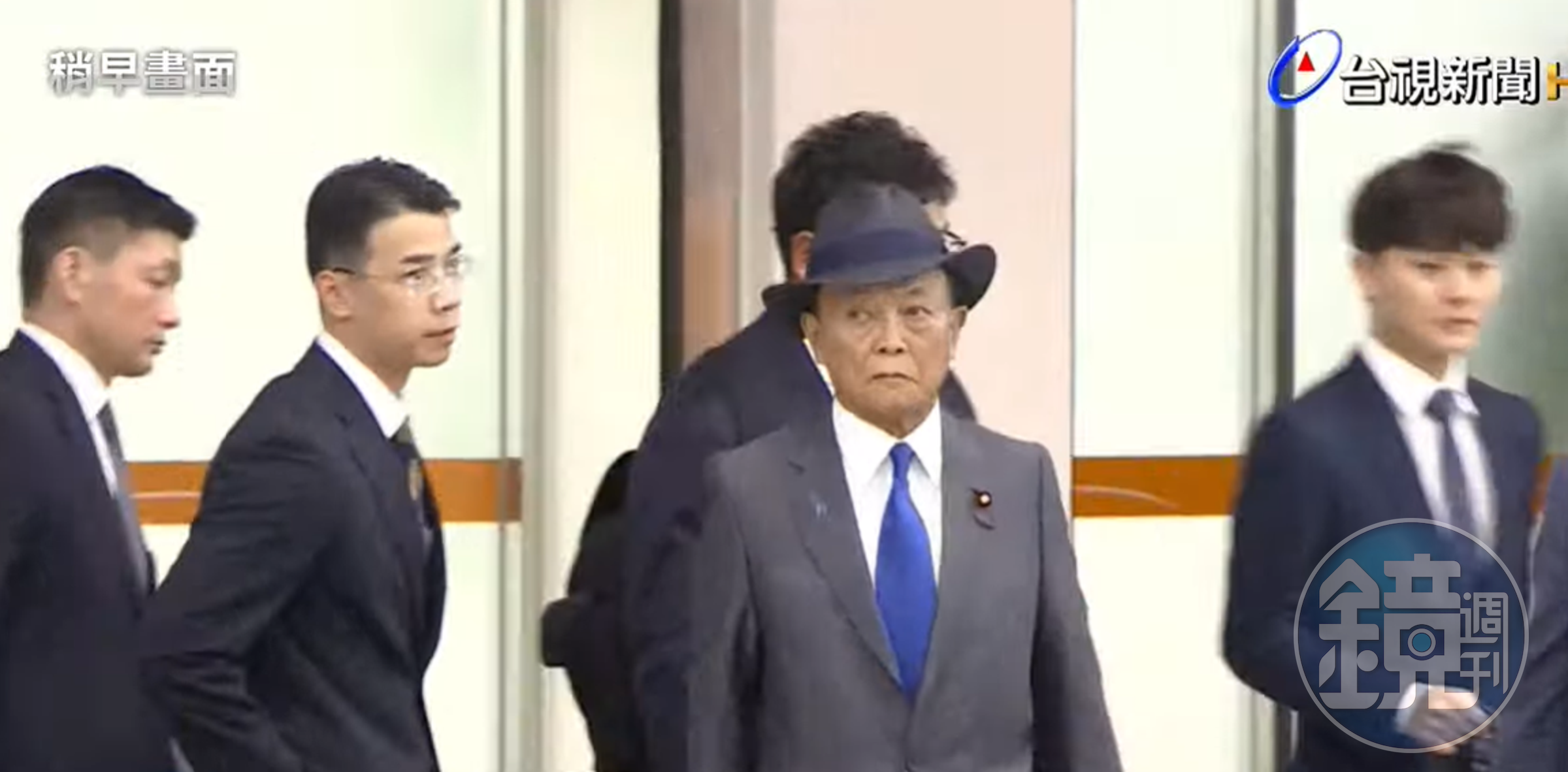 麻生太郎抵達松山機場。（翻自台視YT畫面）